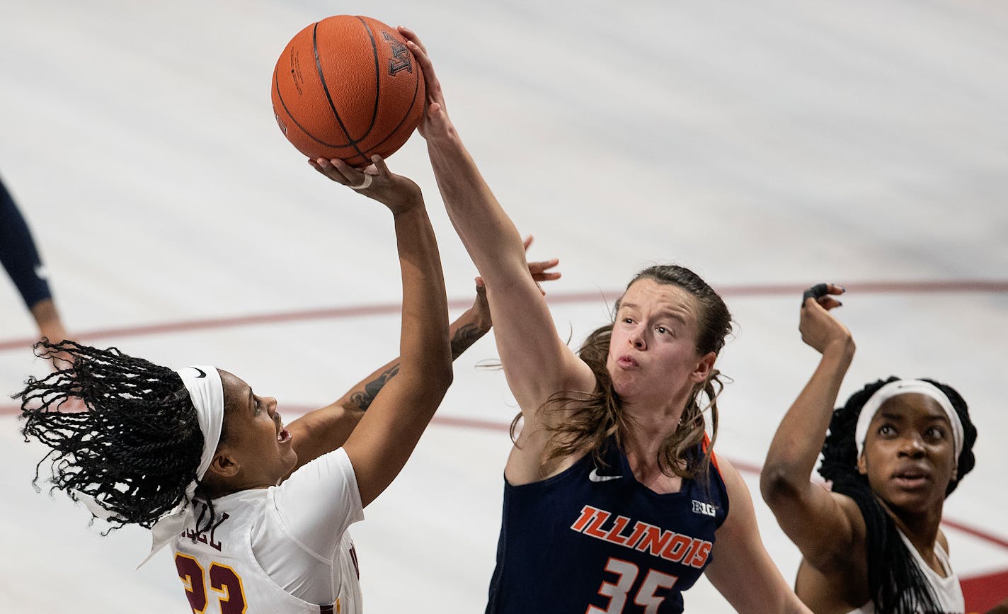 Illinois senior forward Alex Wittinger, who played high school ball at Delano, blocked a shot by Gophers guard Kenisha Bell in the fourth quarter of the Illini's 66-62 victory at Williams Arena on Sunday. ] CARLOS GONZALEZ • cgonzalez@startribune.com – Minneapolis, MN – January 6, 2019, Williams Arena, NCAA Women's Basketball, University of Minnesota Gophers vs. Illinois Illini