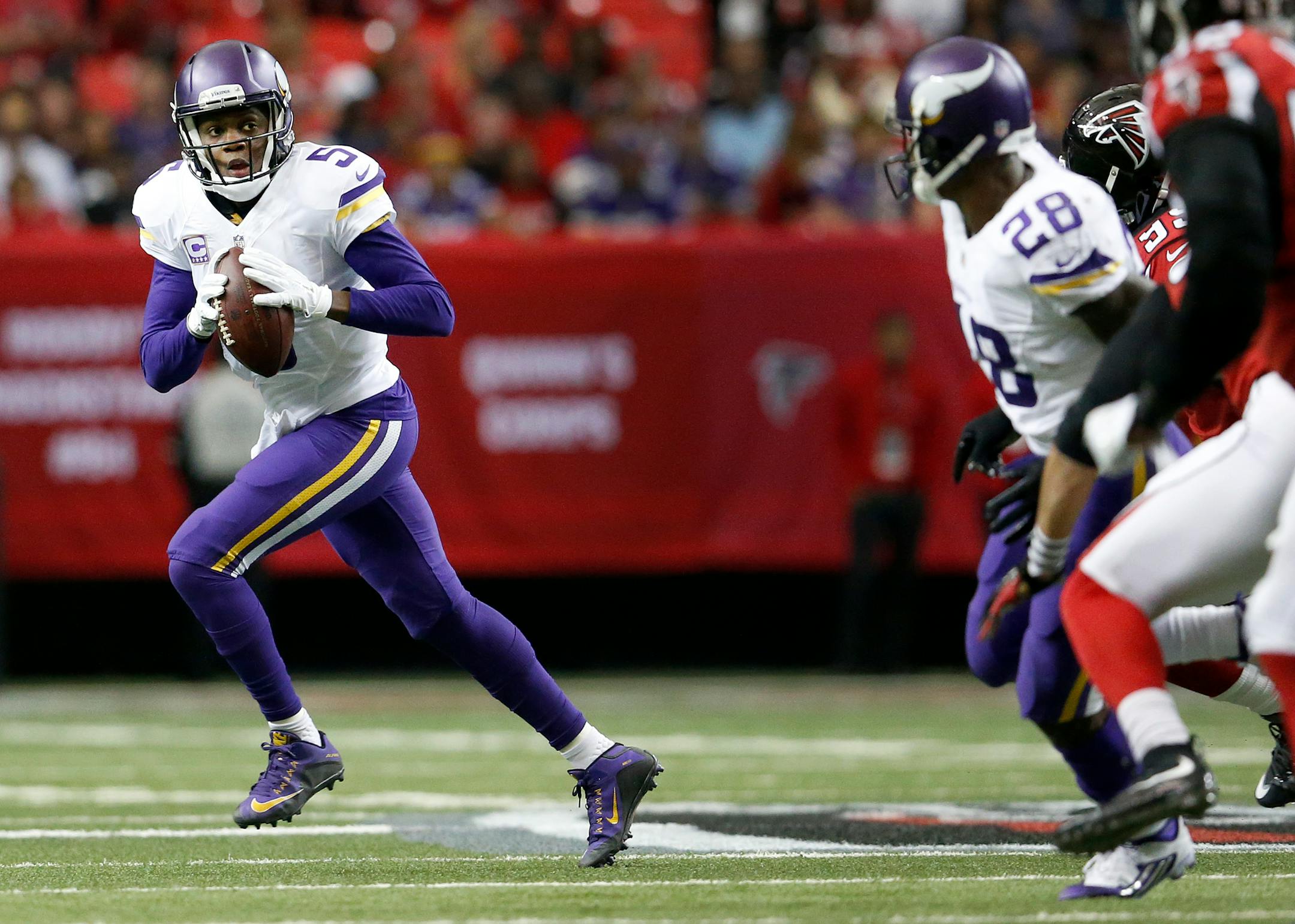 Minnesota Vikings quarterback Teddy Bridgewater (5) scrambled out of the pocket in the first quarter.