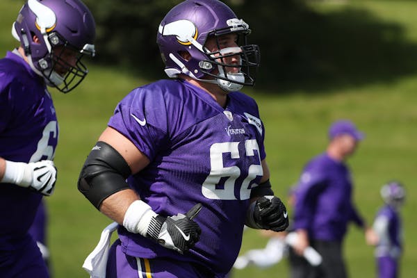 Minnesota Vikings center Nick Easton (62) switched drills with his teammates during practice Tuesday. ] ANTHONY SOUFFLE &#xef; anthony.souffle@startri