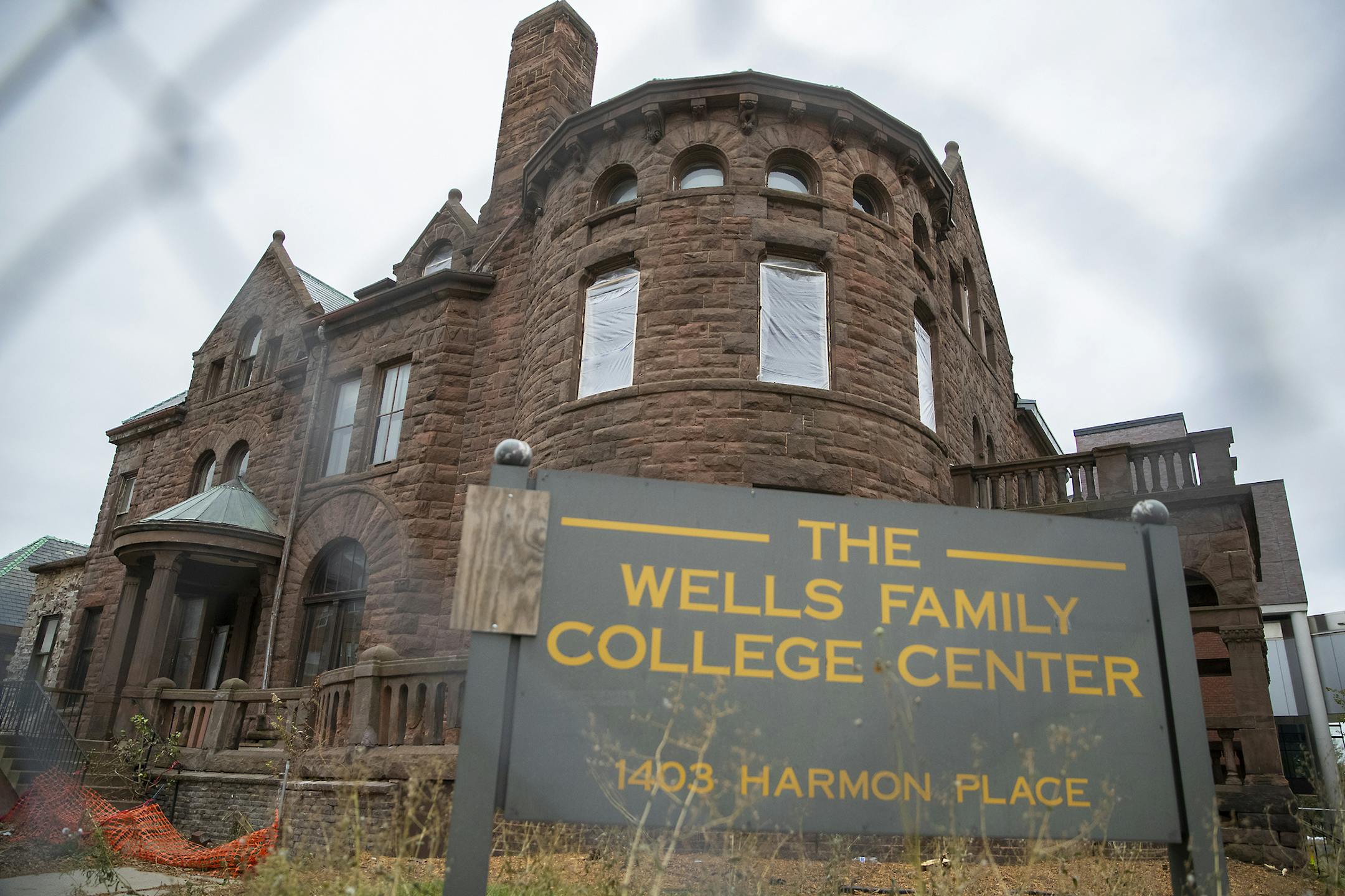 Crews started work this week on a new five-story apartment building that will be married to the three-story Alden Smith mansion near Loring Park in Minneapolis.