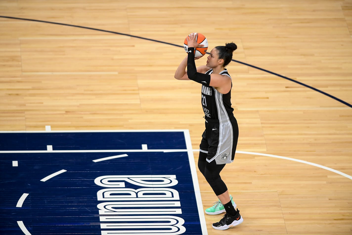 Minnesota Lynx guard Kayla McBride (21) took a free throw after a Dallas technical foul in the second half.