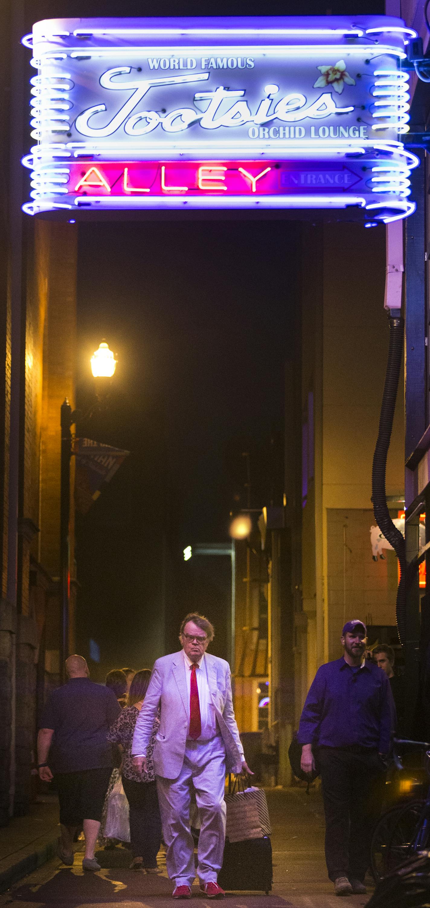 Garrison Keillor walks through the alley from the stage entrance of the Ryman Auditorium after the show. ] (Leila Navidi/Star Tribune) leila.navidi@startribune.com BACKGROUND INFORMATION: The live broadcast of "A Prairie Home Companion" at the Ryman Auditorium in Nashville, Tenn. on Saturday, May 7, 2016. This is Garrison Keillor's last season on "A Prairie Home Companion."