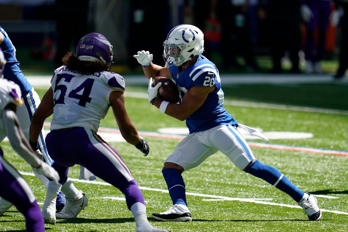 Eric Kendricks prepared yo tackle Colts running back Jonathan Taylor earlier this season.