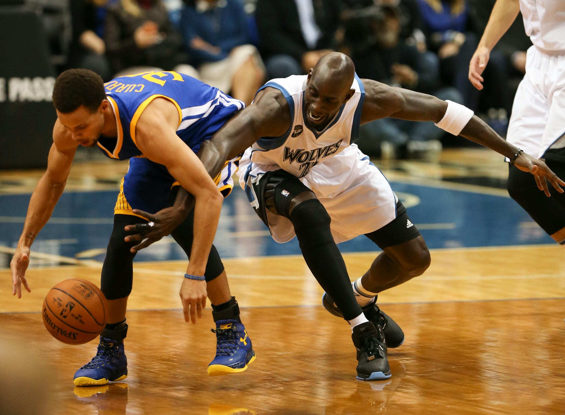 Timberwolves forward Kevin Garnett (21) and Golden State Warriors guard Stephen Curry (30) scrambled for a loose ball in the first quarter Thursday night. ] JEFF WHEELER � jeff.wheeler@startribune.com The Minnesota Timberwolves faced the Golden State Warriors in an NBA basketball game Thursday night, November 12, 2015 at Target Center in Minneapolis.