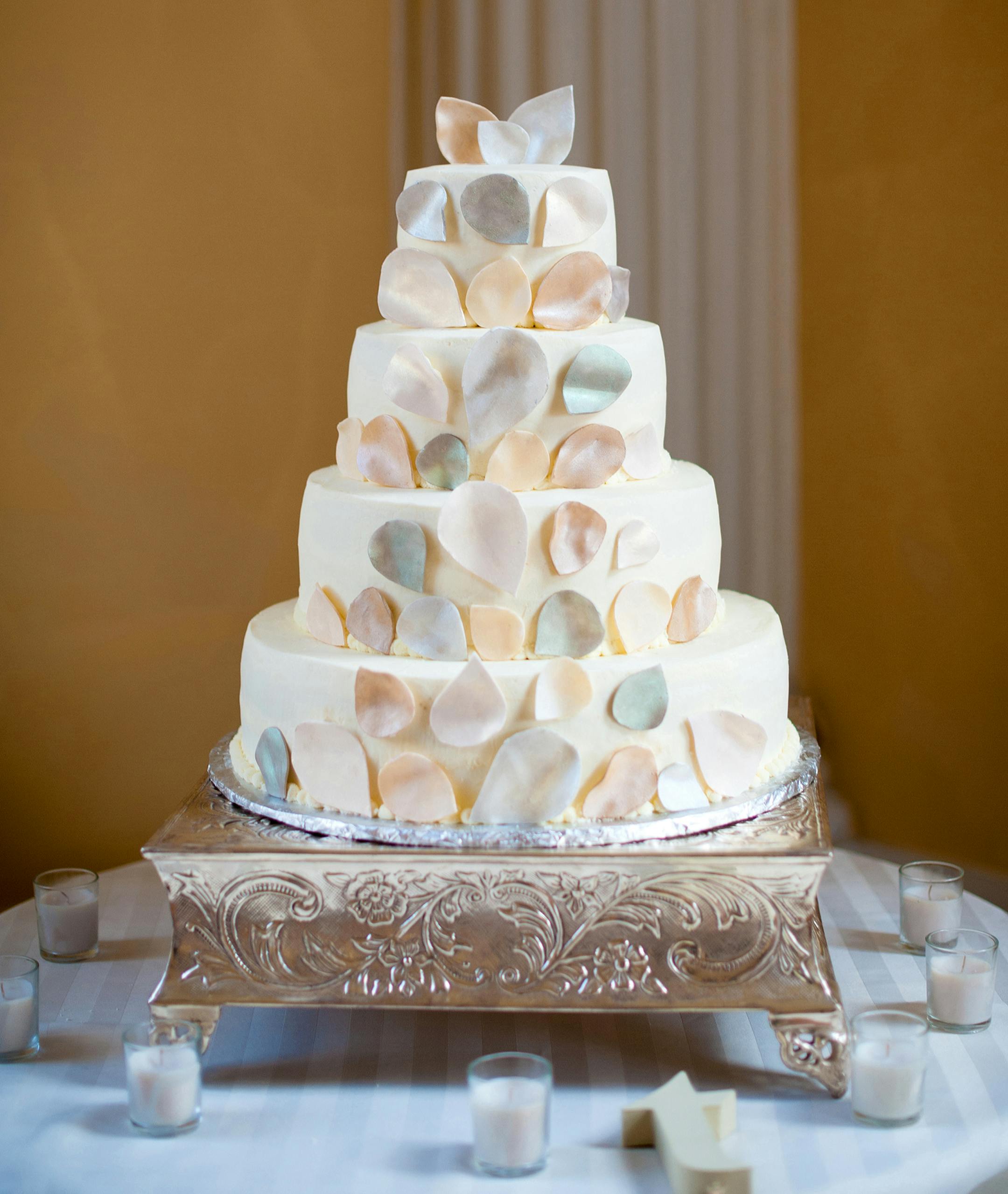 A silver-plated pedestal is a lovely complement to any wedding cake. (Rebekah Hoyt Photography/MCT) ORG XMIT: 1135718