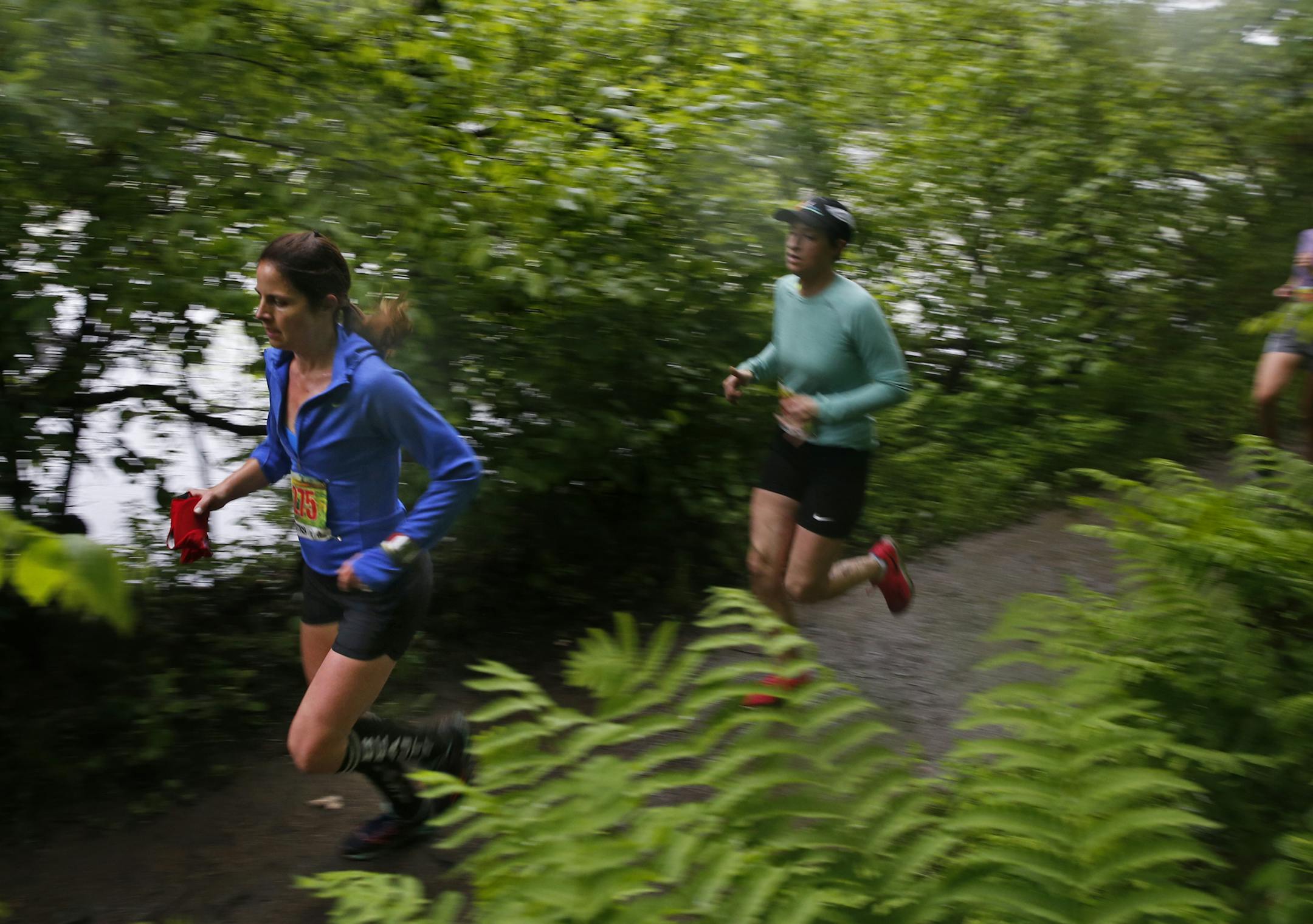 At the Lebanon 10K trail race held at Lebanon Hills Park, the participants are off and running through the scenic path by Jensen Lake .] Richard Tsong-Taatarii/rtsong-taatarii@startribune.com