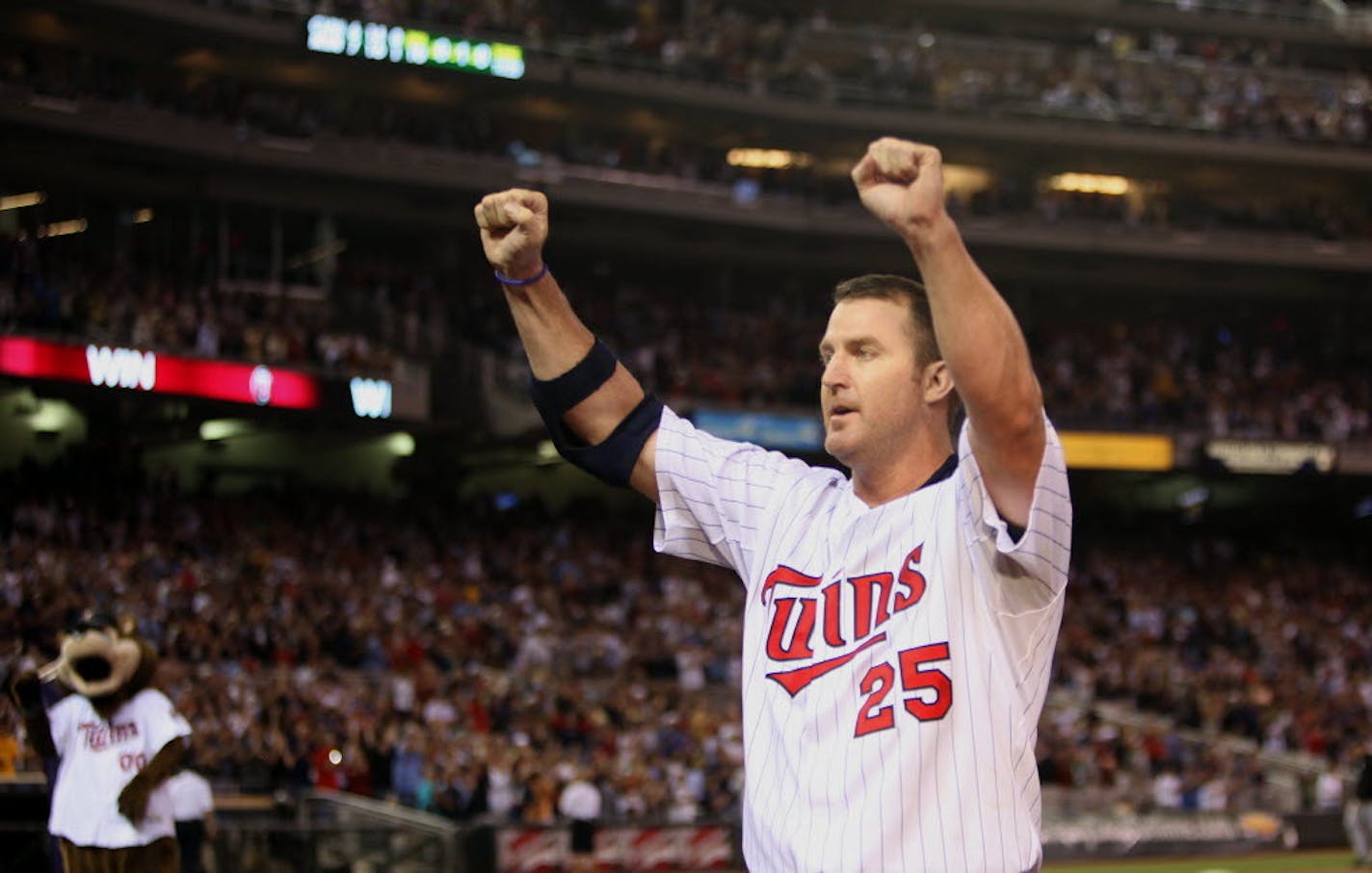 Jim Thome saluted the Target Field crowd after a 10th inning home run that beat the White Sox in 2010.