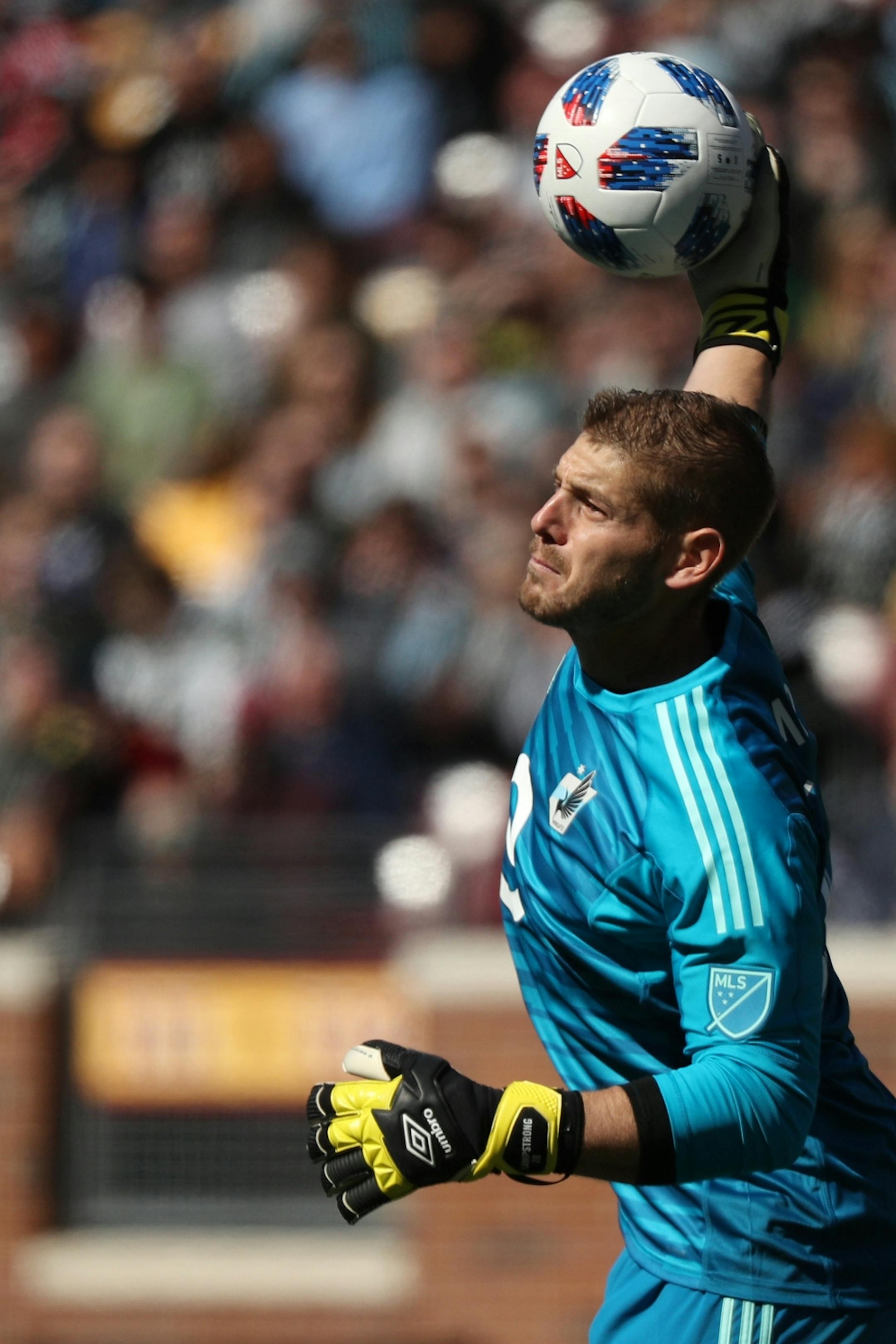 Minnesota United goalkeeper Matt Lampson (28) cleared the ball in the first half.