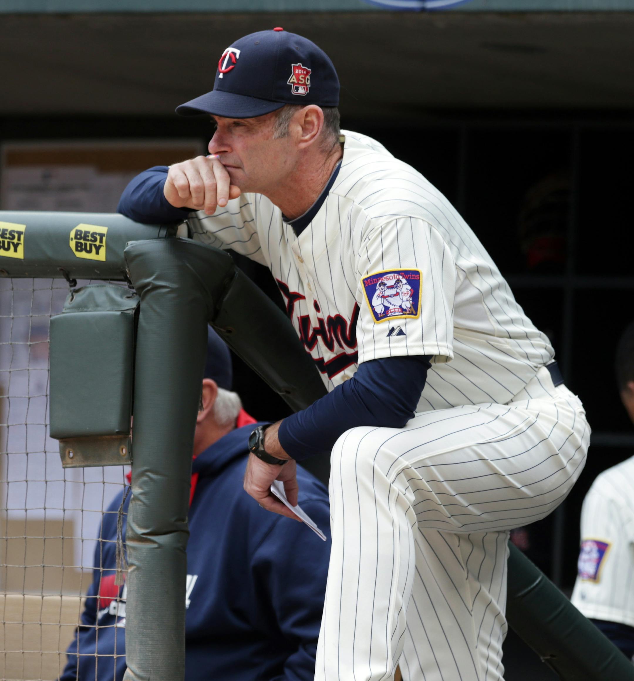Minnesota Twins first base coach Paul Molitor watches from the dugout steps in the first inning of a baseball game against the Arizona Diamondbacks, Wednesday, Sept. 24, 2014, in Minneapolis. (AP Photo/Jim Mone)