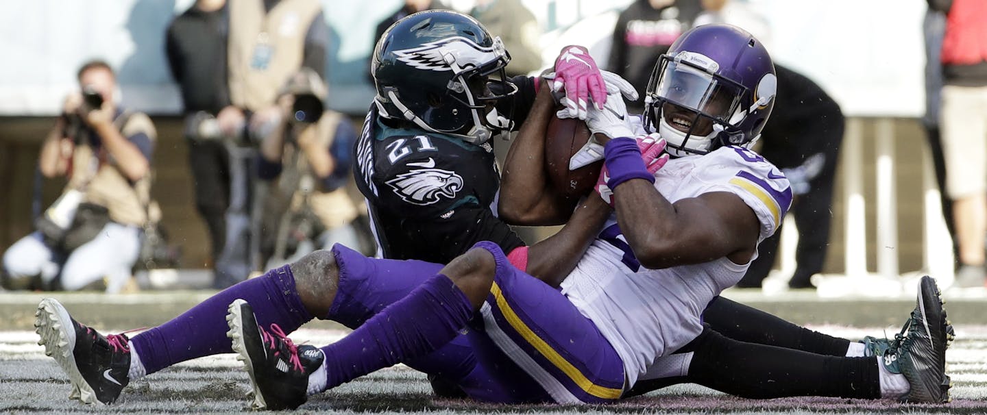 Minnesota Vikings' Cordarrelle Patterson, right, scores a touchdown against Philadelphia Eagles' Leodis McKelvin during the second half of an NFL football game against the Philadelphia Eagles, Sunday, Oct. 23, 2016, in Philadelphia. (AP Photo/Michael Perez)