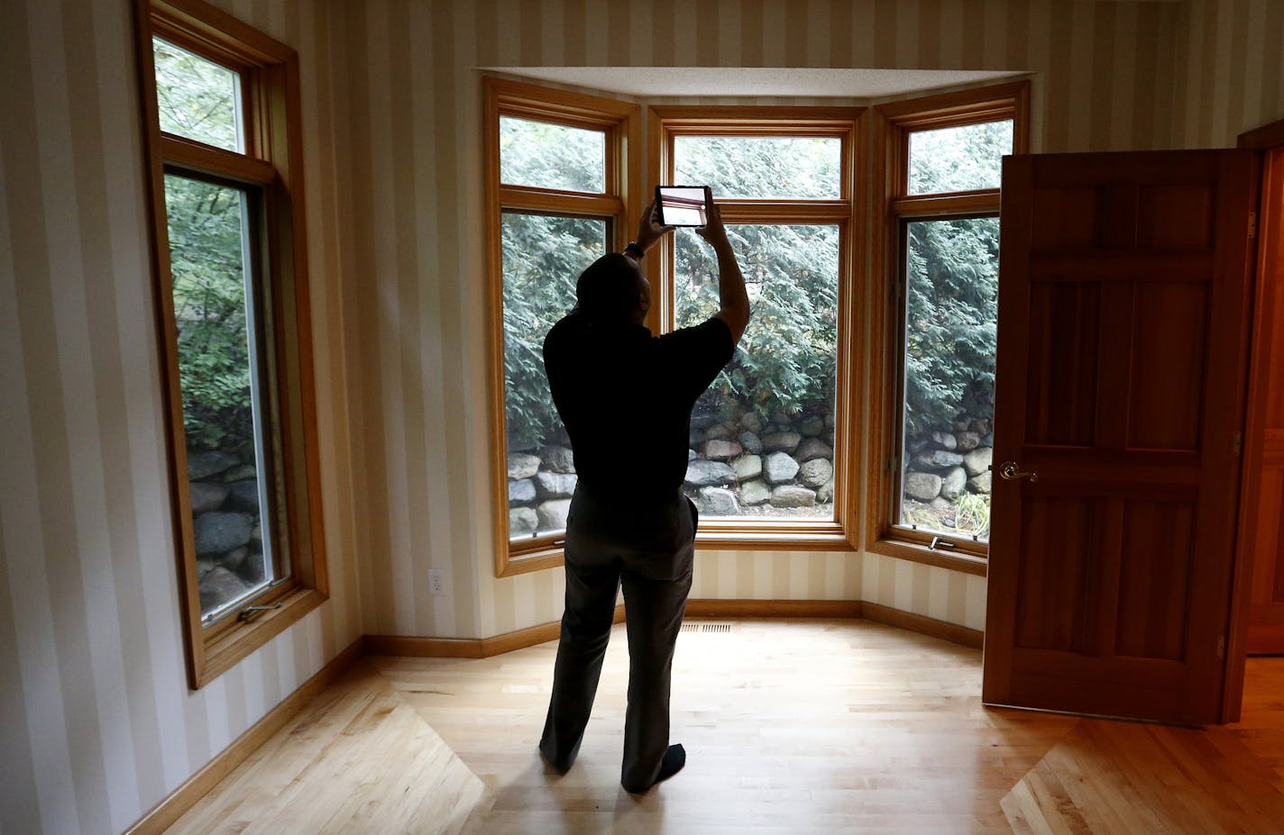 Nicholas Harris inside sales team lead at Renters Warehouse shot a video as he demonstrated a home inspection in Minnetonka on Thursday. ] CARLOS GONZALEZ cgonzalez@startribune.com - September 24, 2015, Minnetonka, MN, Twin Cities-based Renters Warehouse, one of the biggest national managers of single family houses, has been sold to a private equity firm that plans to expand its national presence.