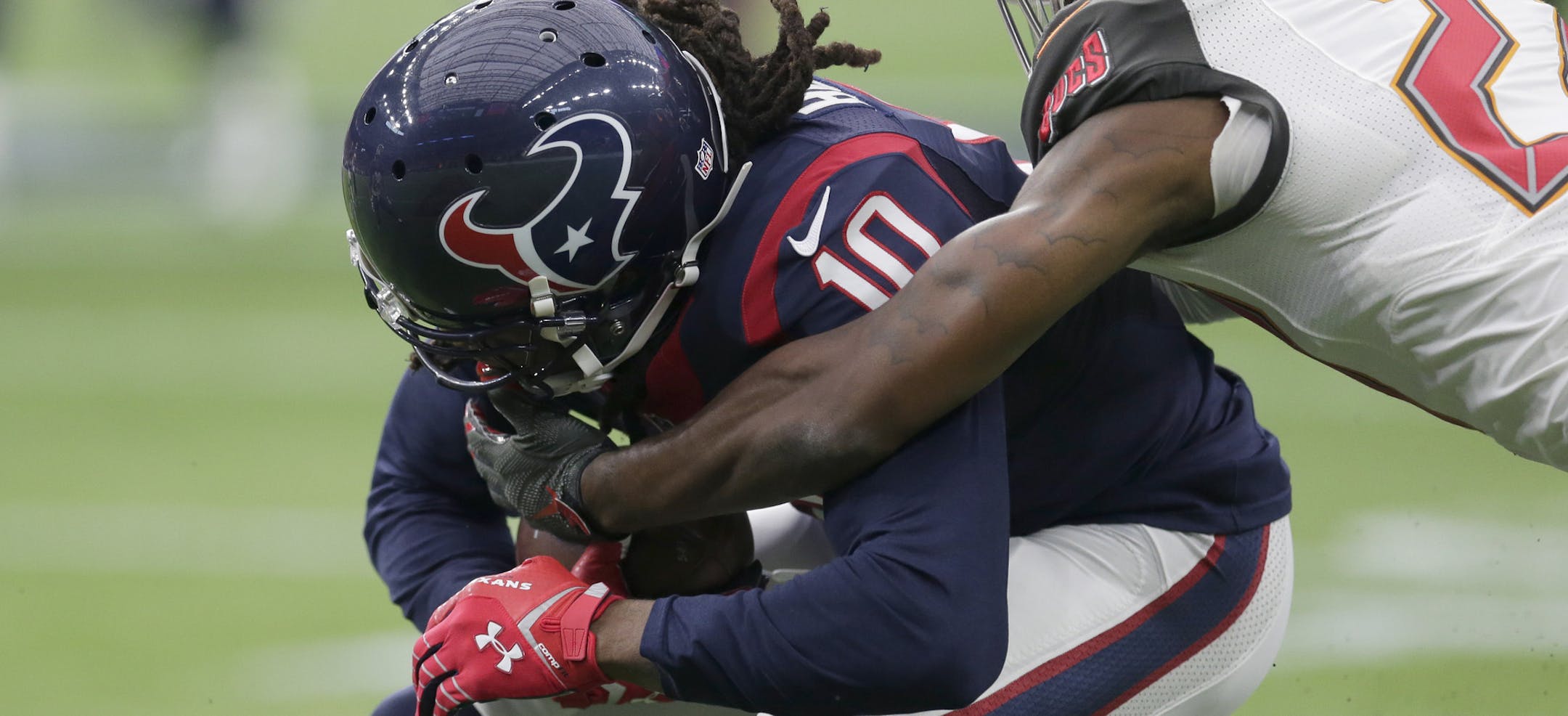 Houston's DeAndre Hopkins (10) catches a pass for a touchdown in front of Tampa Bay's Johnthan Banks (27) during the first half of an NFL football game Sunday, Sept. 27, 2015, in Houston. (AP Photo/David J. Phillip)
