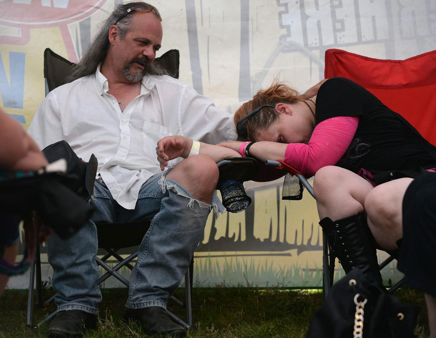 From left, Kyle Anderson looked at his wife Missi Anderson, both of Cotton, as she rested at Warped Tour in Shakopee, Minn., on Sunday July 26, 2015. ] RACHEL WOOLF &#xb7; rachel.woolf@startribune.com