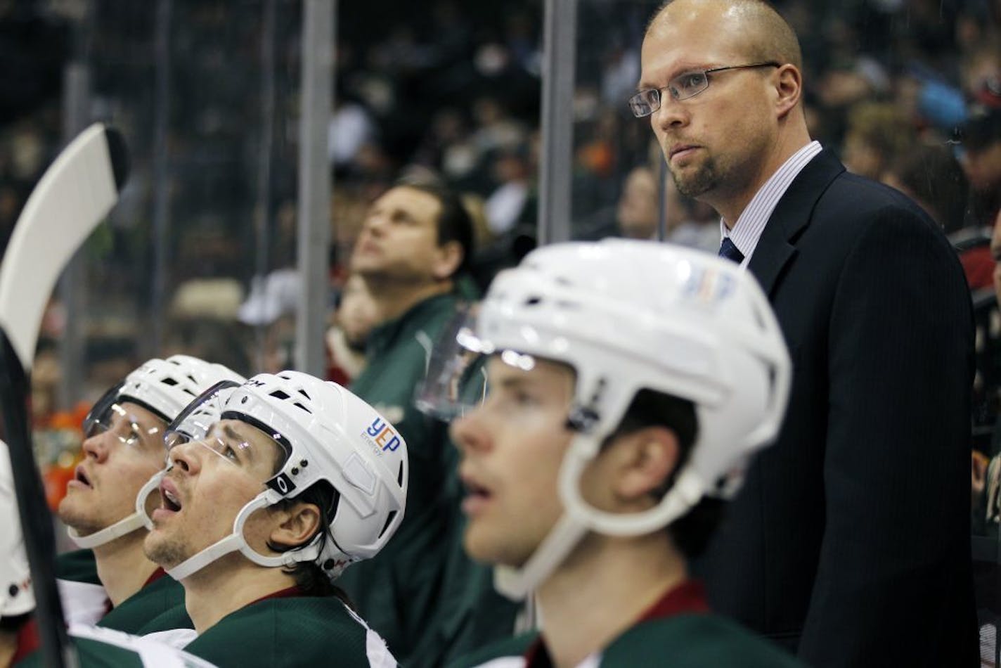 Mike Yeo behind the Houston bench earlier this year at Xcel Energy Center