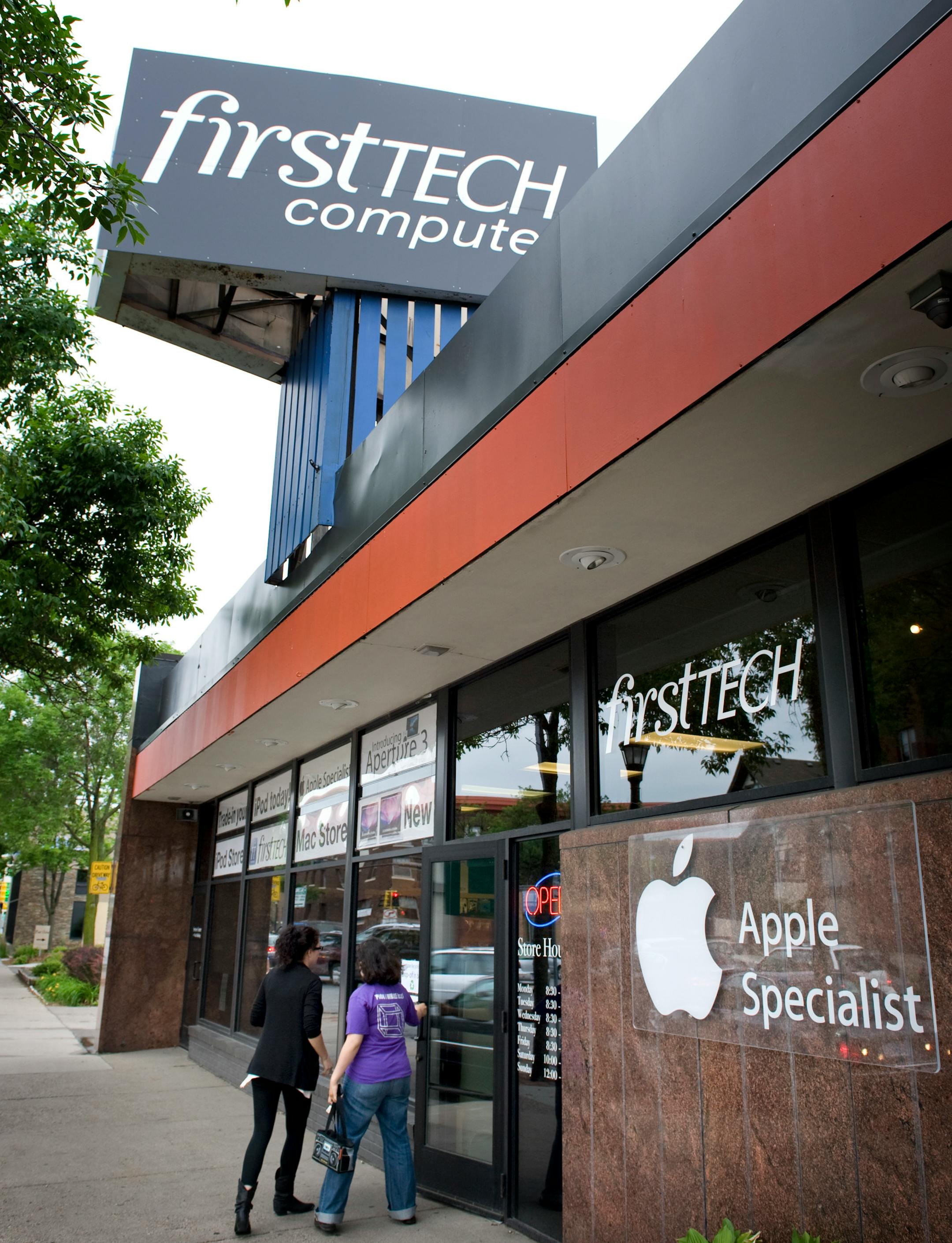 GLEN STUBBE � gstubbe@startribune.com -- Friday, June 11, 2010 -- Minneapolis, MN -- ] FirstTech Computer was the first store to sell Apple Computers in the world, is just three blocks from the new Apple Store set to open near Lake and Hennepin.