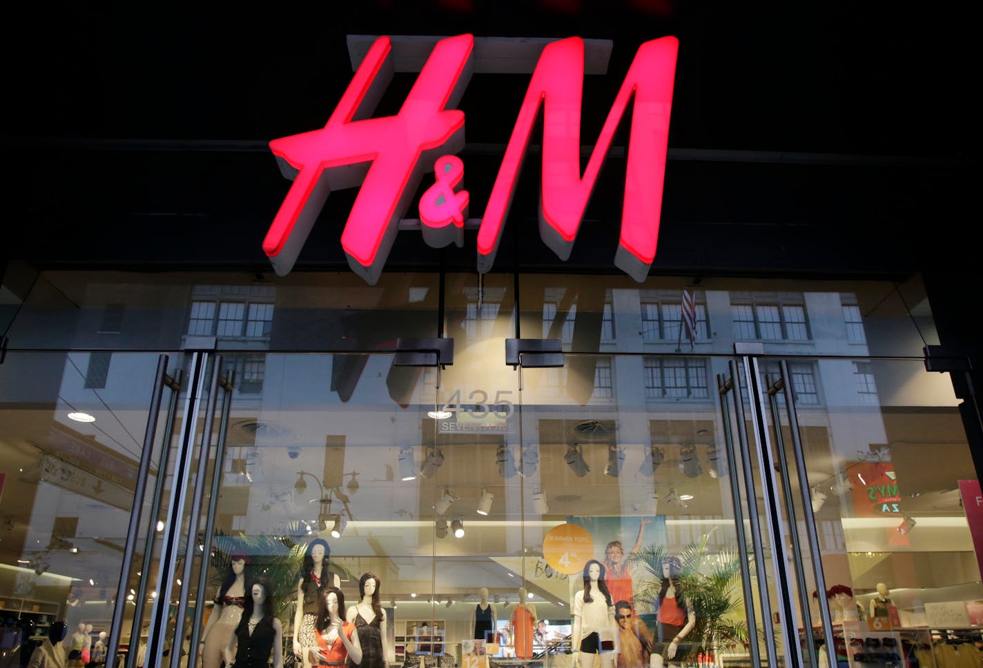 H&M is opening a store Thursday in Rosedale Center.