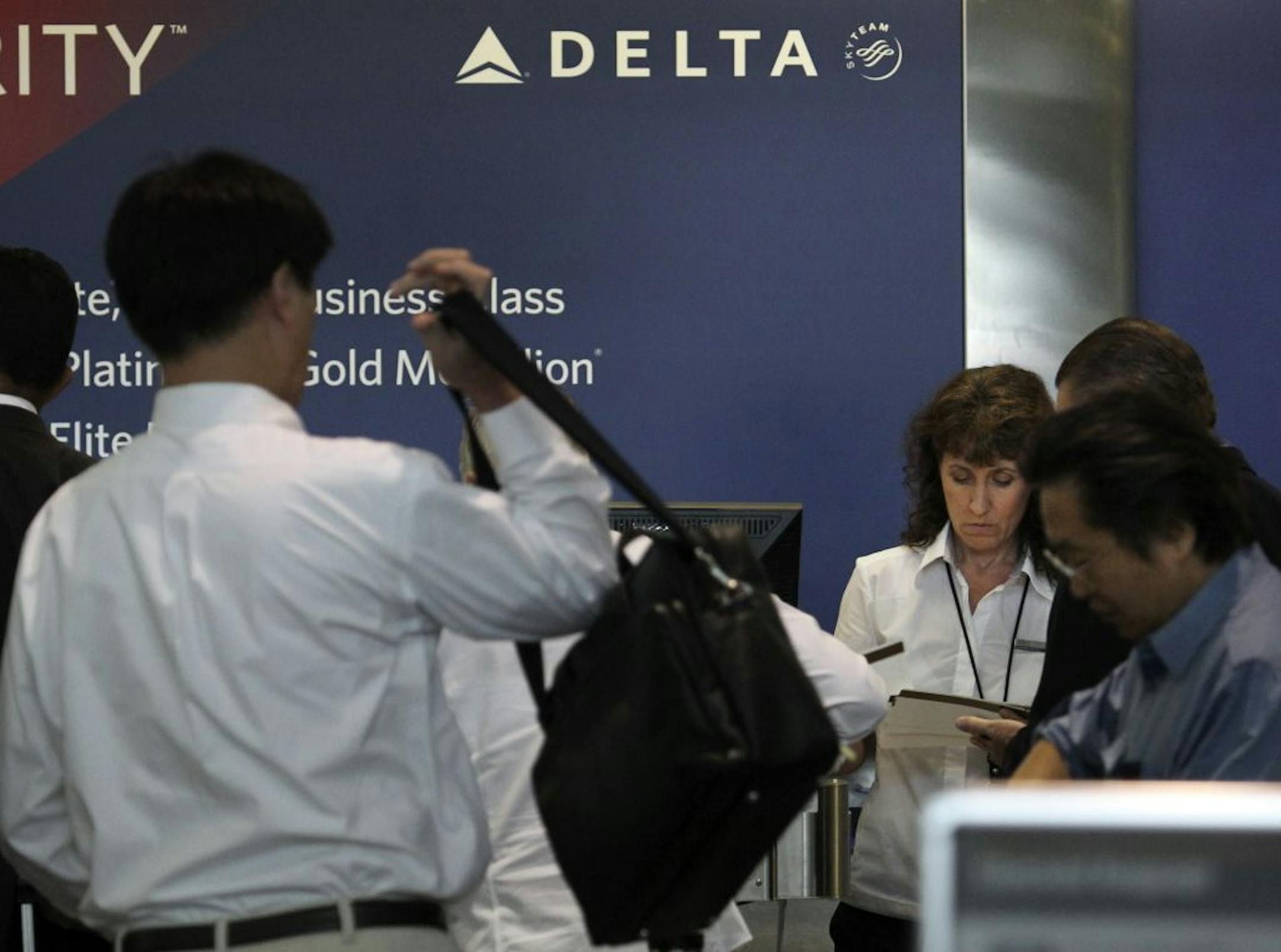 A Delta ticket agent helped a passenger at Minneapolis-St. Paul International Airport.