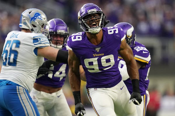 Hunter reports to Vikings minicamp after agreeing to new contract