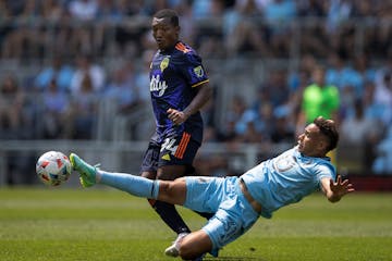 Minnesota United midfielder Hassani Dotson (31)