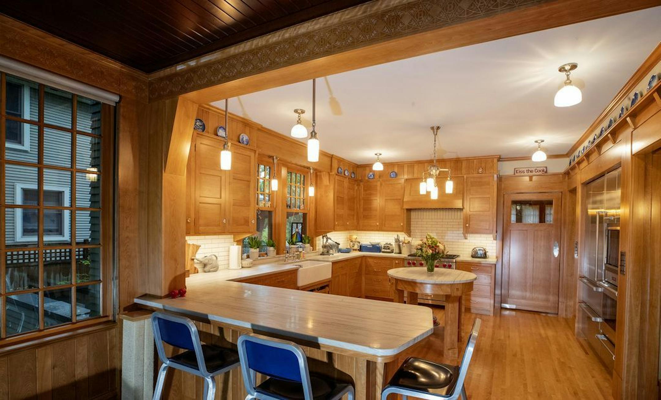 The kitchen has an adjacent breakfast nook.