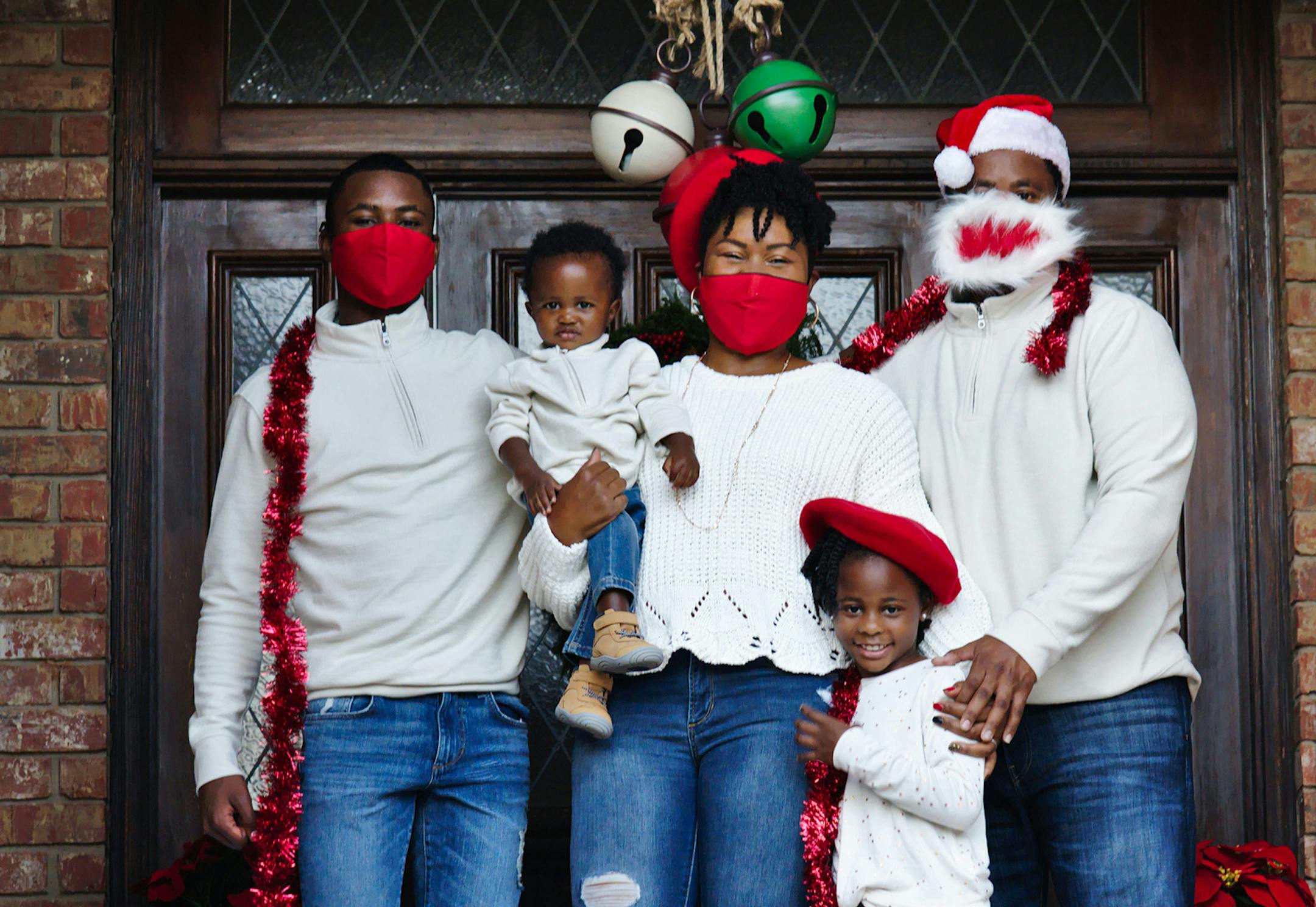 ÊJoshua, Jude, Rovonne, Riley, and Jason Staten pose for their holiday card in Grapevine, Texas.