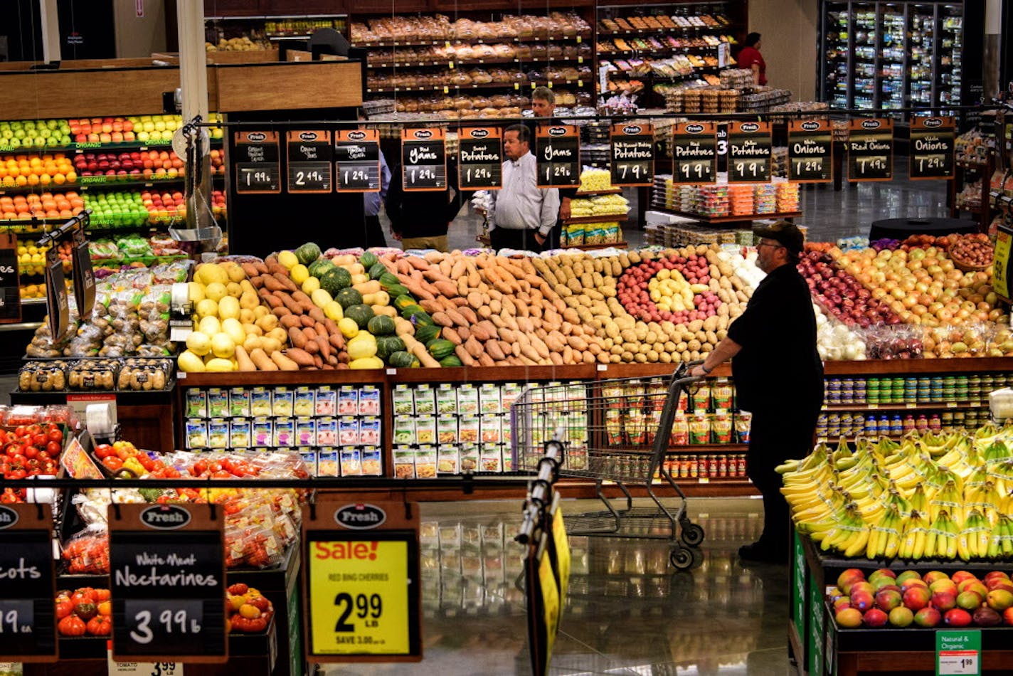 Workers looked over the new Oakdale Cub Foods minutes before opening for a VIP open house. ] GLEN STUBBE * gstubbe@startribune.com Monday, May 9, 2016 Cub Foods' opens its new location in Oakdale on Tuesday, moving across the street from its former, smaller location. The expanded store will be a better competitor to neighboring Hy-Vee. Both are nearly 90,000 square feet with big produce sections, large convenience food areas, pharmacies and liquor stores.