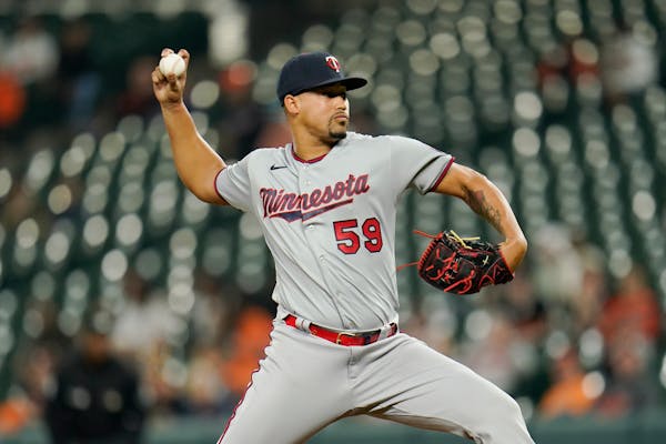 Calm, cool Duran gets first save, sends Twins to 10th win in 11 games