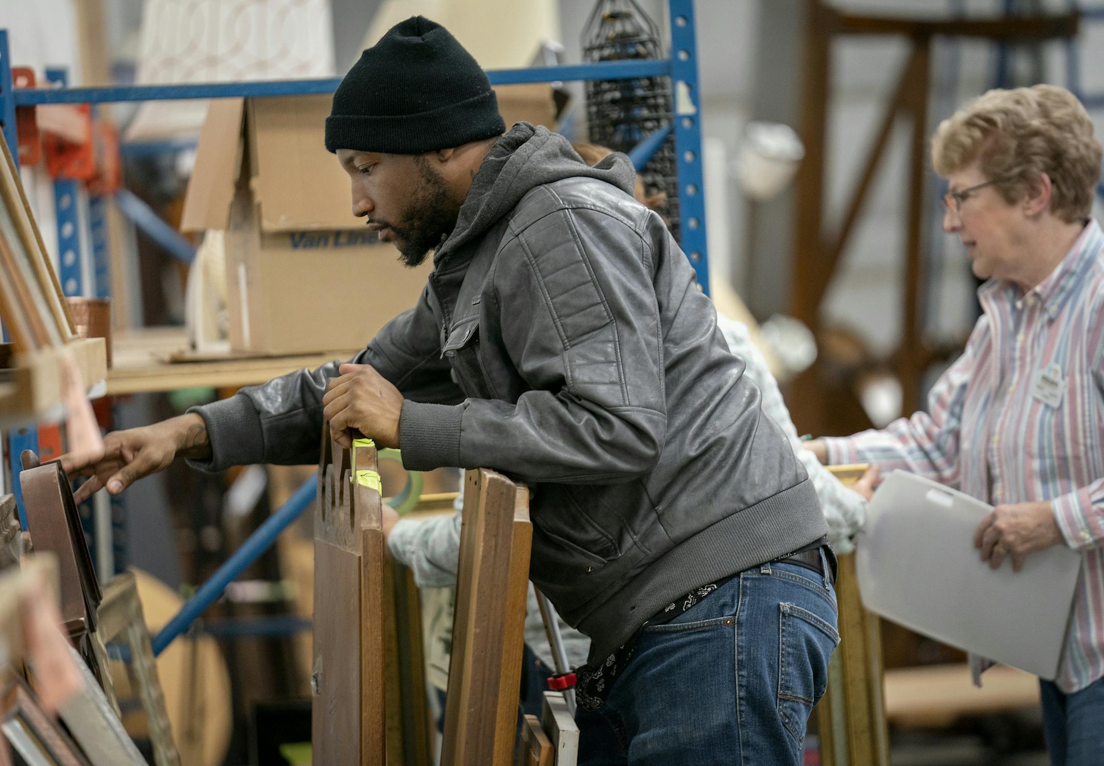 Earl Lovelace got help from Bridging's volunteer Ruth Bowyer as he picked out furniture and household items at their warehouse, Monday, November 19, 2018 in Roseville, MN. ] ELIZABETH FLORES ï liz.flores@startribune.com