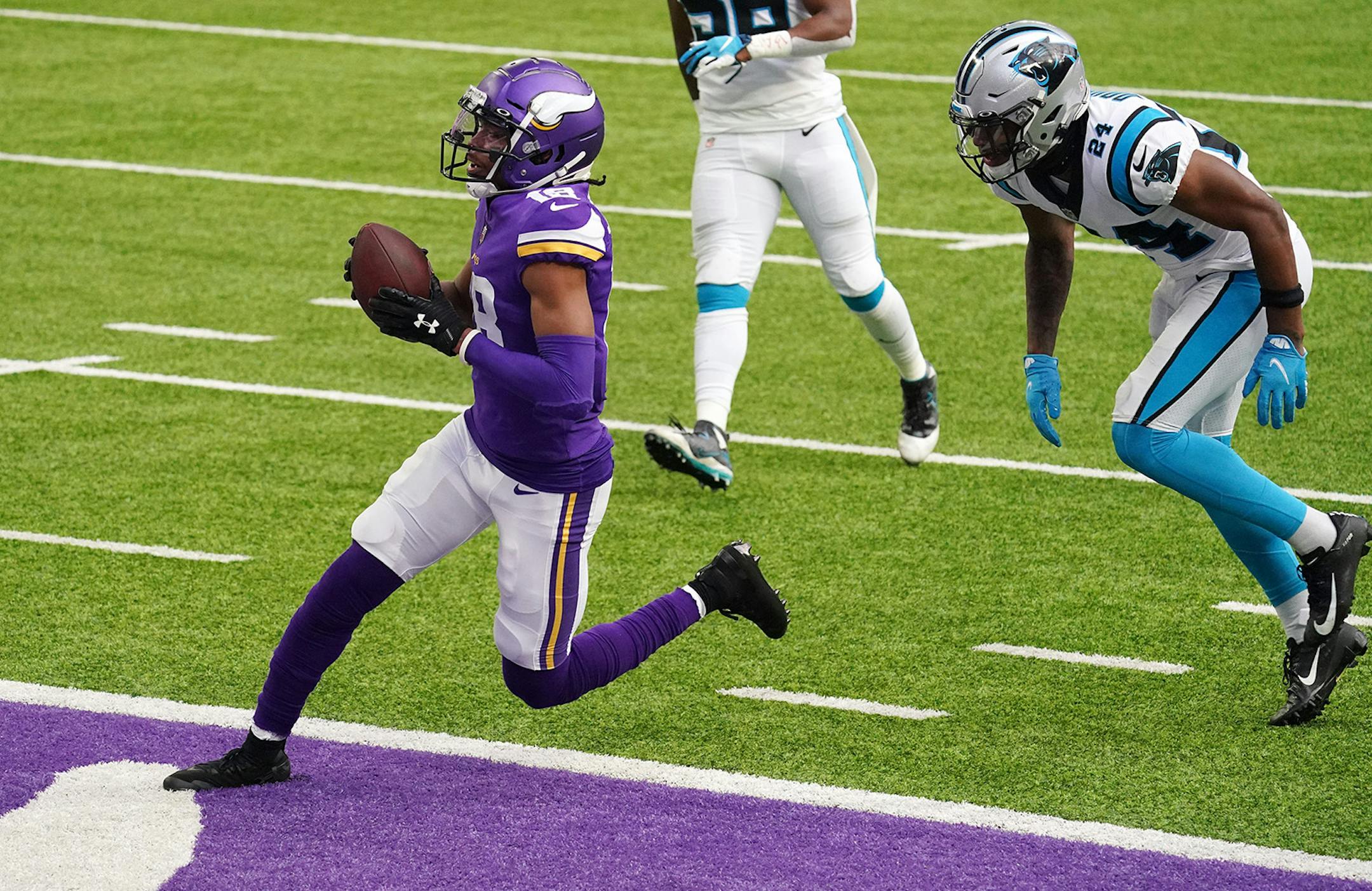 Minnesota Vikings wide receiver Justin Jefferson (18) ran a pass from quarterback Kirk Cousins (8) in for a touchdown in the first quarter.