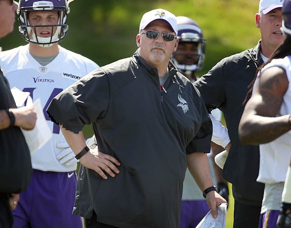Vikings&#xed; offensive line coach Tony Sparano worked with players at practice.] JIM GEHRZ &#xef; james.gehrz@startribune.com / Minneapolis, MN / May