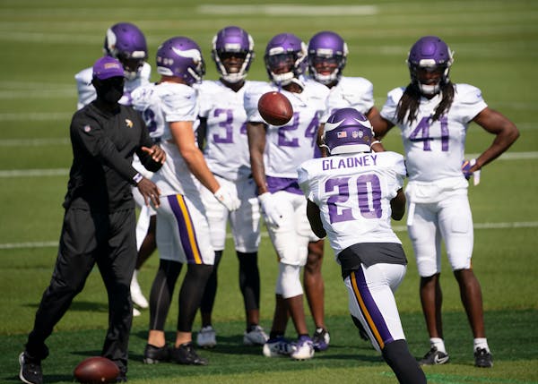 Vikings cornerback Jeff Gladney (20) caught a ball during drills Sunday afternoon.