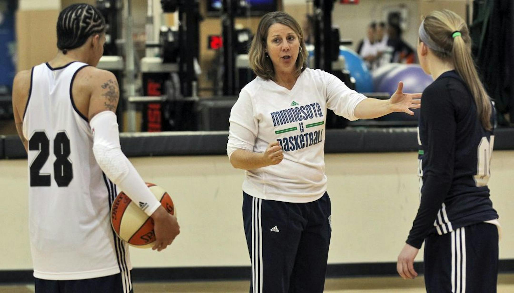 Lynx coach Cheryl Reeve, center, coached fundamentals as Chucky Jeffery (28) and Lindsey Moore listened on the first day of training camp.