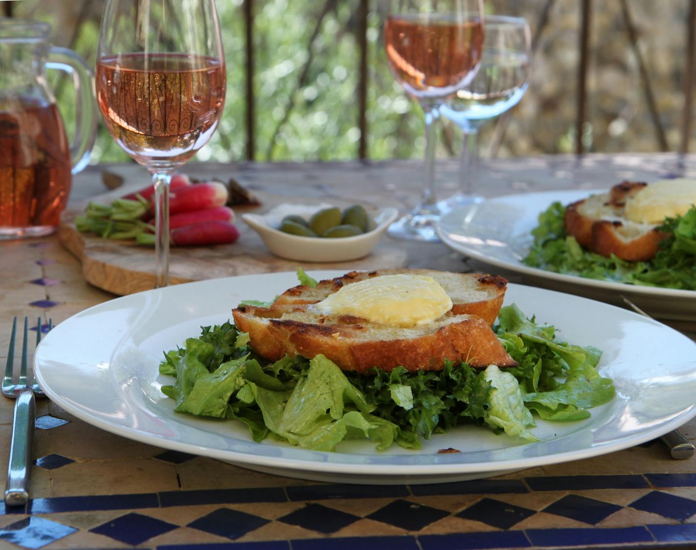 A goat cheese salad with fried baguette.