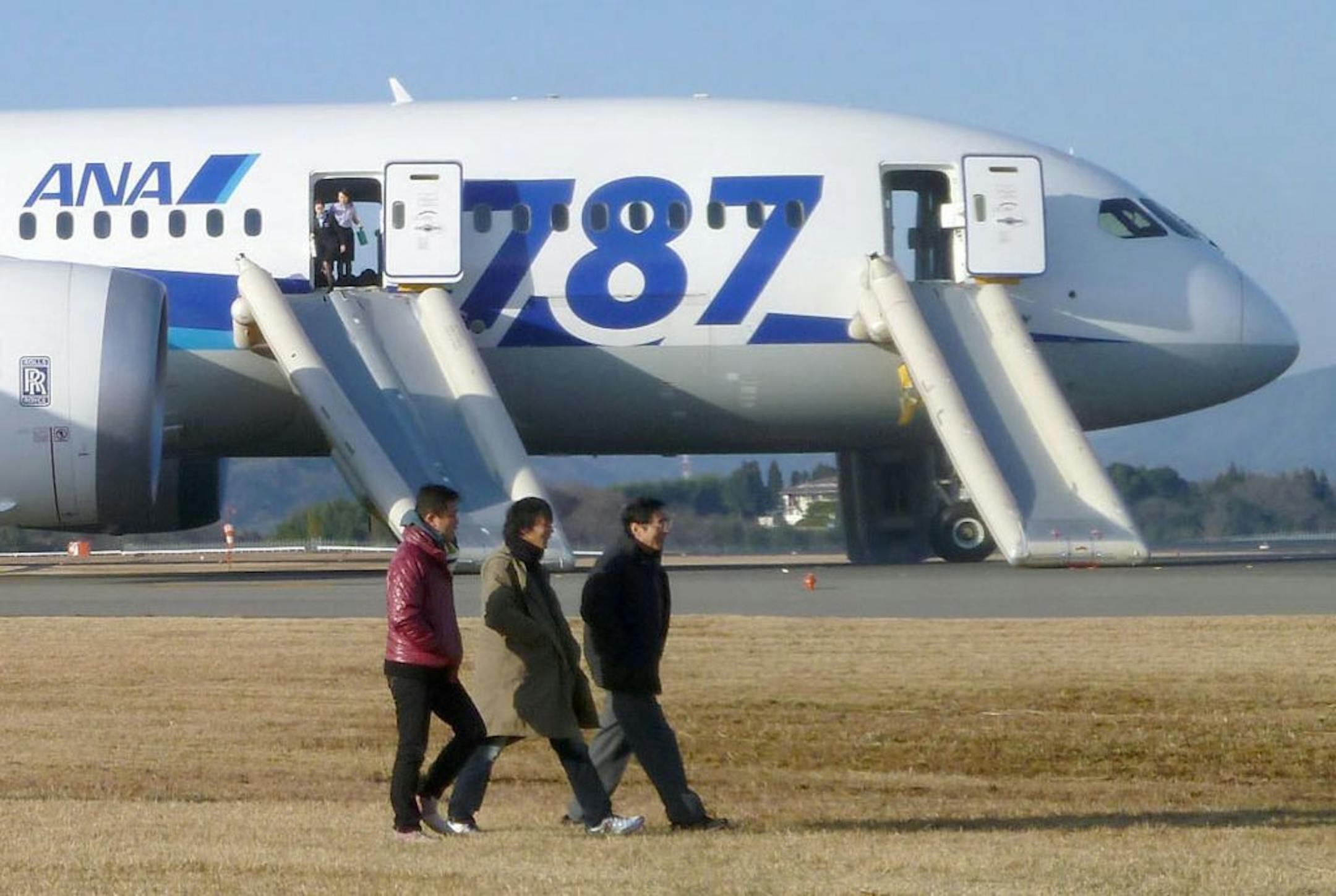 Passengers leave an All Nippon Airways Boeing 787 after it made an emergency landing at Takamatsu airport in Takamatsu, Kagawa Prefecture, western Japan, Wednesday.