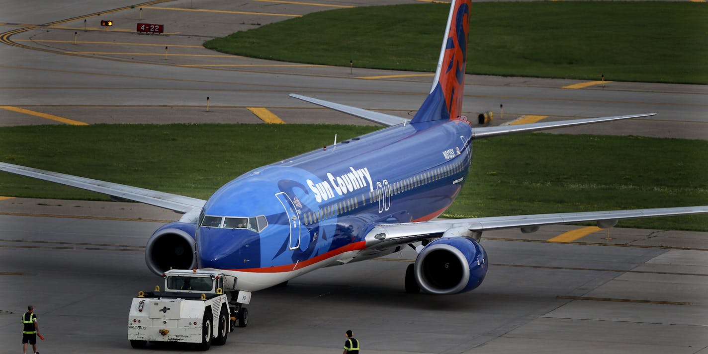 A Sun Country airplane was being prepared for take off early Friday, July 22, 2011, at the Humphrey terminal in Bloomington, MN.] (ELIZABETH FLORES/STAR TRIBUNE) ORG XMIT: MIN2015092416585703