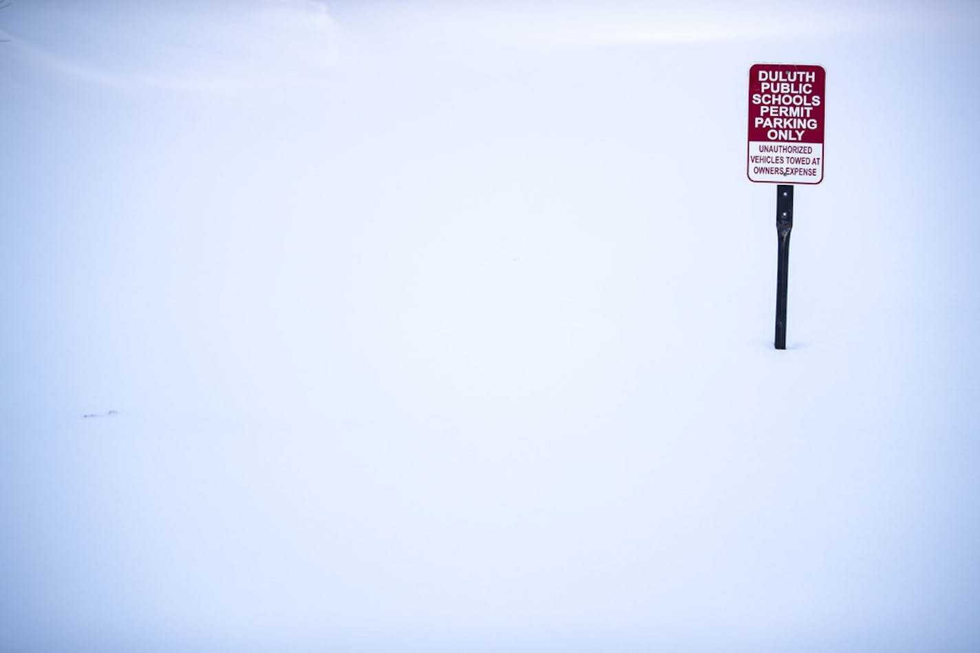 A parking sign was completely buried on the side of Lake St. in Duluth, MN on Sunday afternoon. ]
ALEX KORMANN &#x2022; alex.kormann@startribune.com A "historic" storm has hit Duluth, pounding it with gale force winds and two feet of snow over the weekend.