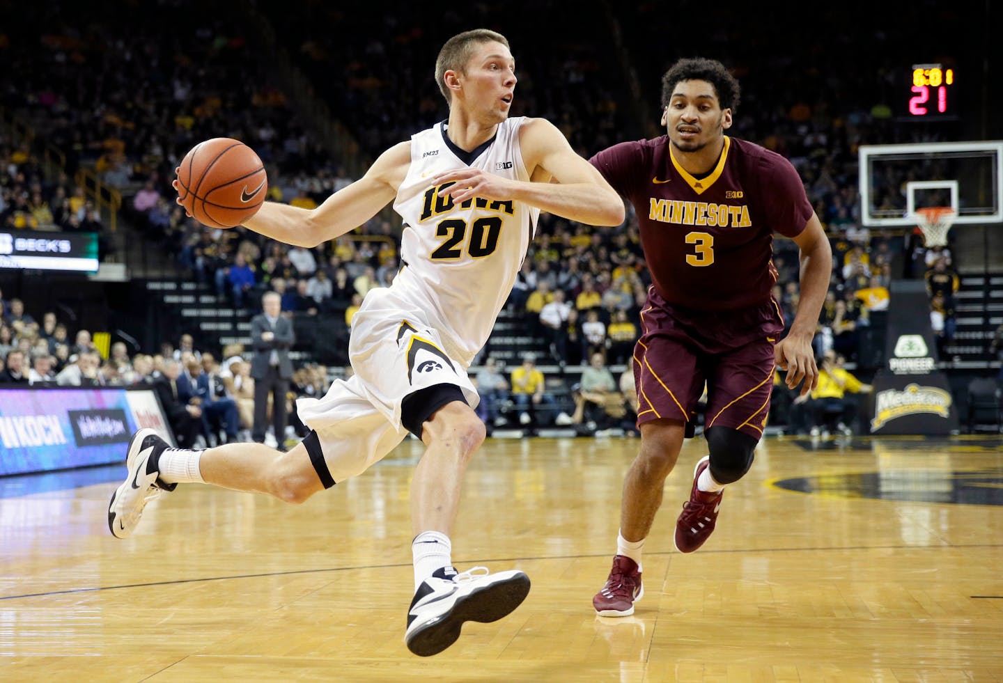 Iowa forward Jarrod Uthoff drove to the basket past Gophers forward Jordan Murphy during the first half Sunday in Iowa City.