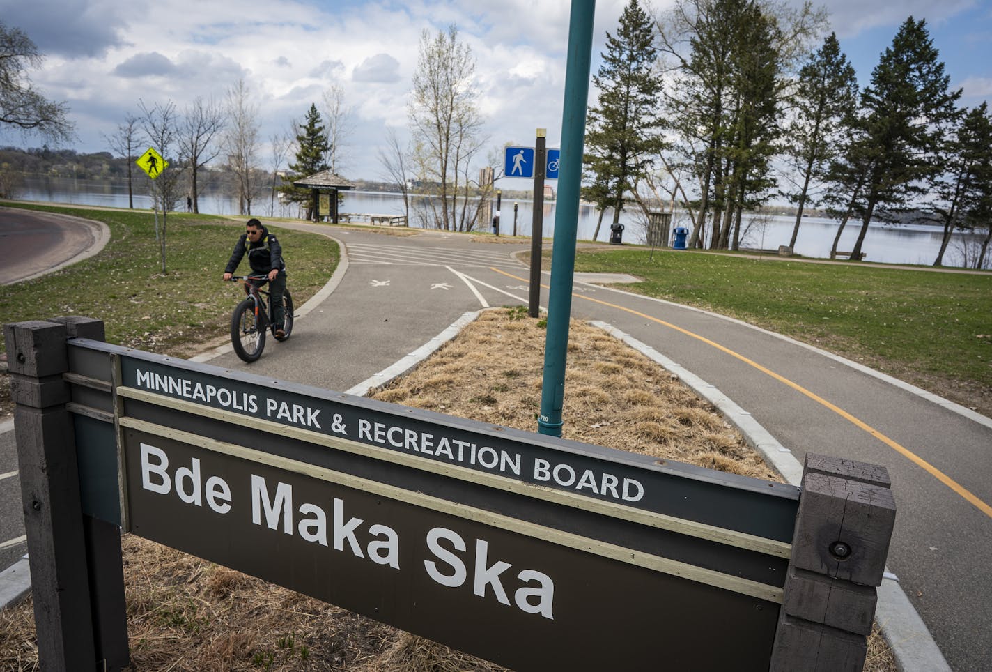 A sign for Bde Maka Ska near the south shore of the lake. ] LEILA NAVIDI &#xa5; leila.navidi@startribune.com BACKGROUND INFORMATION: Bde Maka Ska in Minneapolis on Monday, April 29, 2019. The state Court of Appeals ruled Monday that the former Department of Natural Resources Commissioner Tom Landwehr lacked authority to change the name of the lake from Lake Calhoun to Bde Maka Ska because the name had existed for more than 40 years.