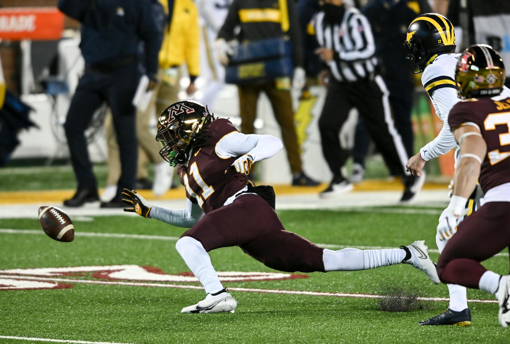 Gophers defensive back Michael Dixon attempted to recover a blocked punt in the first quarter vs. Michigan.