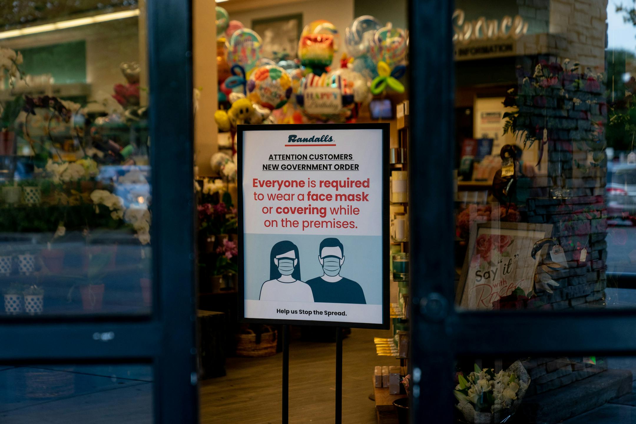 A sign that mentions required facemasks at the Randalls grocery store where Elaine Roberts works in Bellaire, Texas, July 16, 2020. In Texas, the chain of infections that began with people under 40 Ñ many who socialized at bars or parties without masks or distancing Ñ moved to essential workers like Elaine Roberts and then to their relatives. (Erin Schaff/The New York Times)