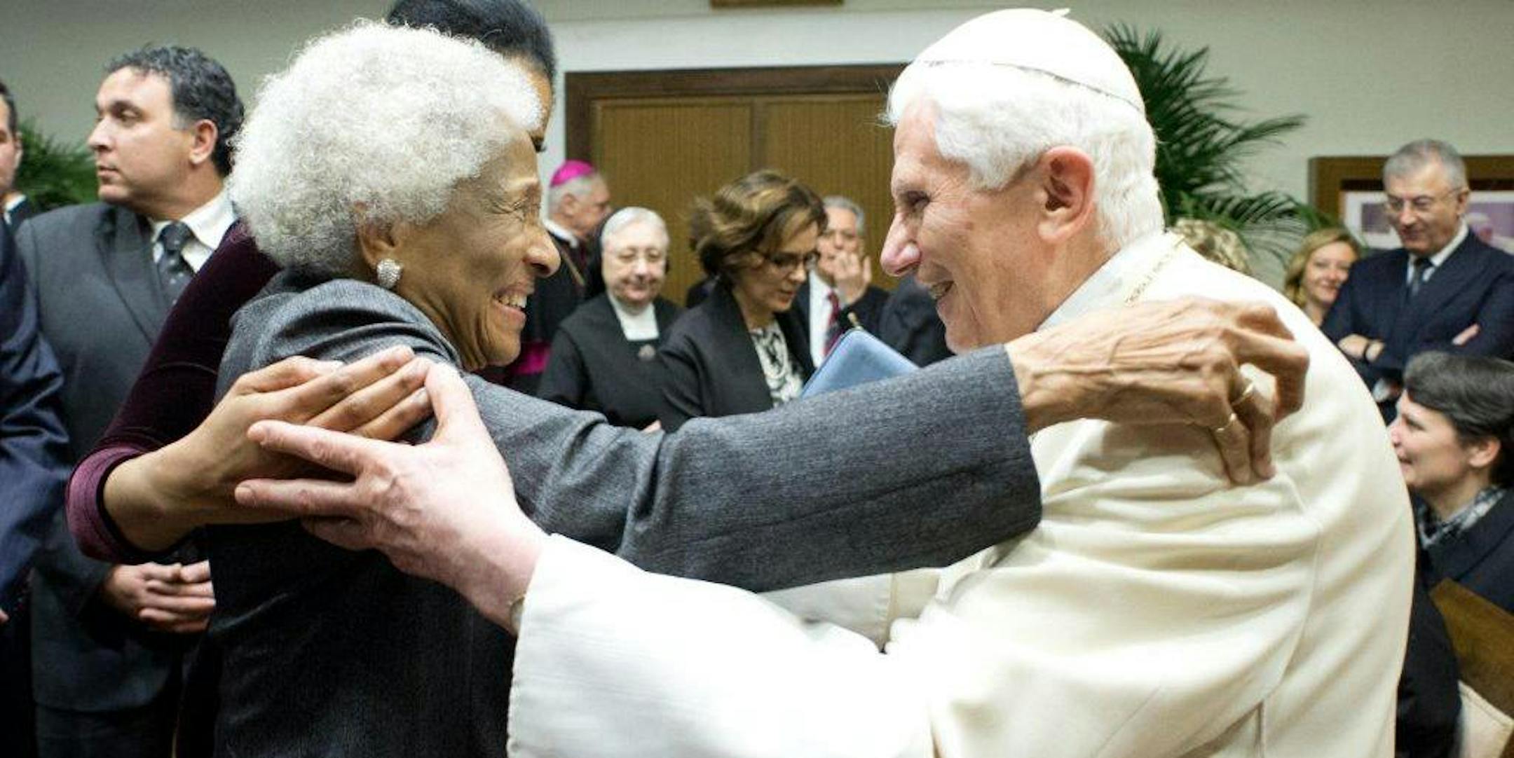 Minneapolis' Bessie Green greets Pope Emeritus Benedict XVI