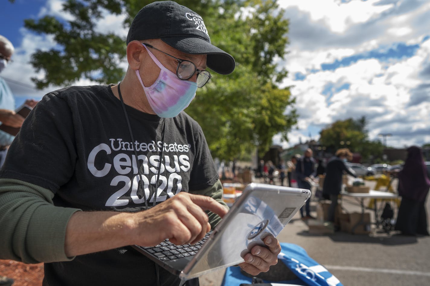 Daniel Crawford a census worker gathered information from a person in the Cedar-Riverside area during a food drive. Crawford was able to complete the forms for 18 families at this location. ] Jerry Holt •Jerry.Holt@startribune.com Census advocates, including the state demographer, discussed their concerns that the Census bureau is wrapping up field operations too quickly in Hennepin County. Census workers spoke. to people who live in the Cedar-Riverside area during a food drive Thursday Septembe