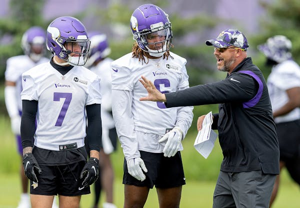 Vikings defensive backs Byron Murphy Jr. (7) and Lewis Cine (6) had the attention of inside linebackers coach Mike Siravo during a May practice.