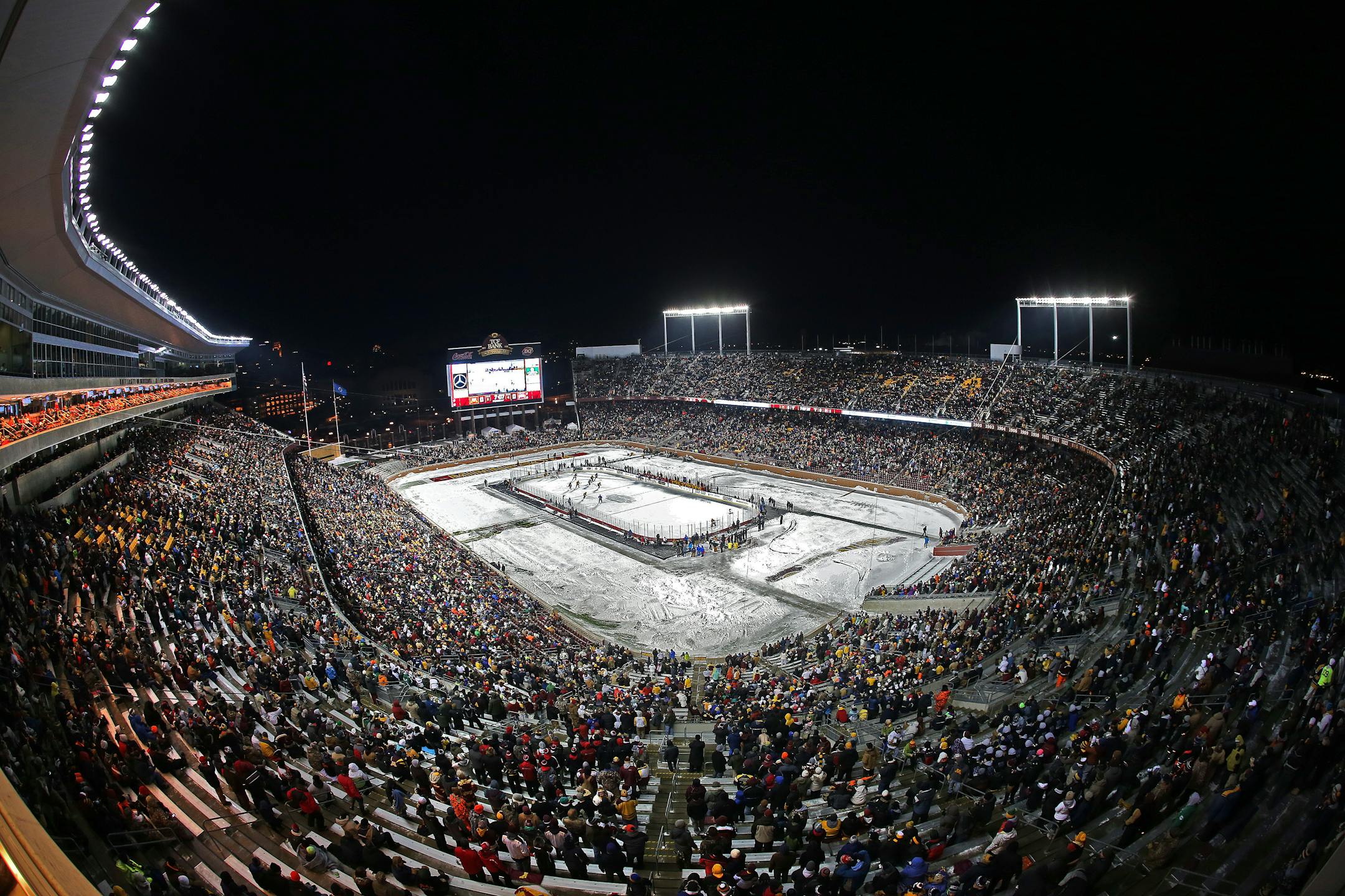 The Minnesota Gophers men's hockey team take on the Ohio State Buckeyes at TCF Stadium, Friday, January 17, 2014 in Minneapolis, MN. (ELIZABETH FLORES/STAR TRIBUNE) ELIZABETH FLORES � eflores@startribune.com