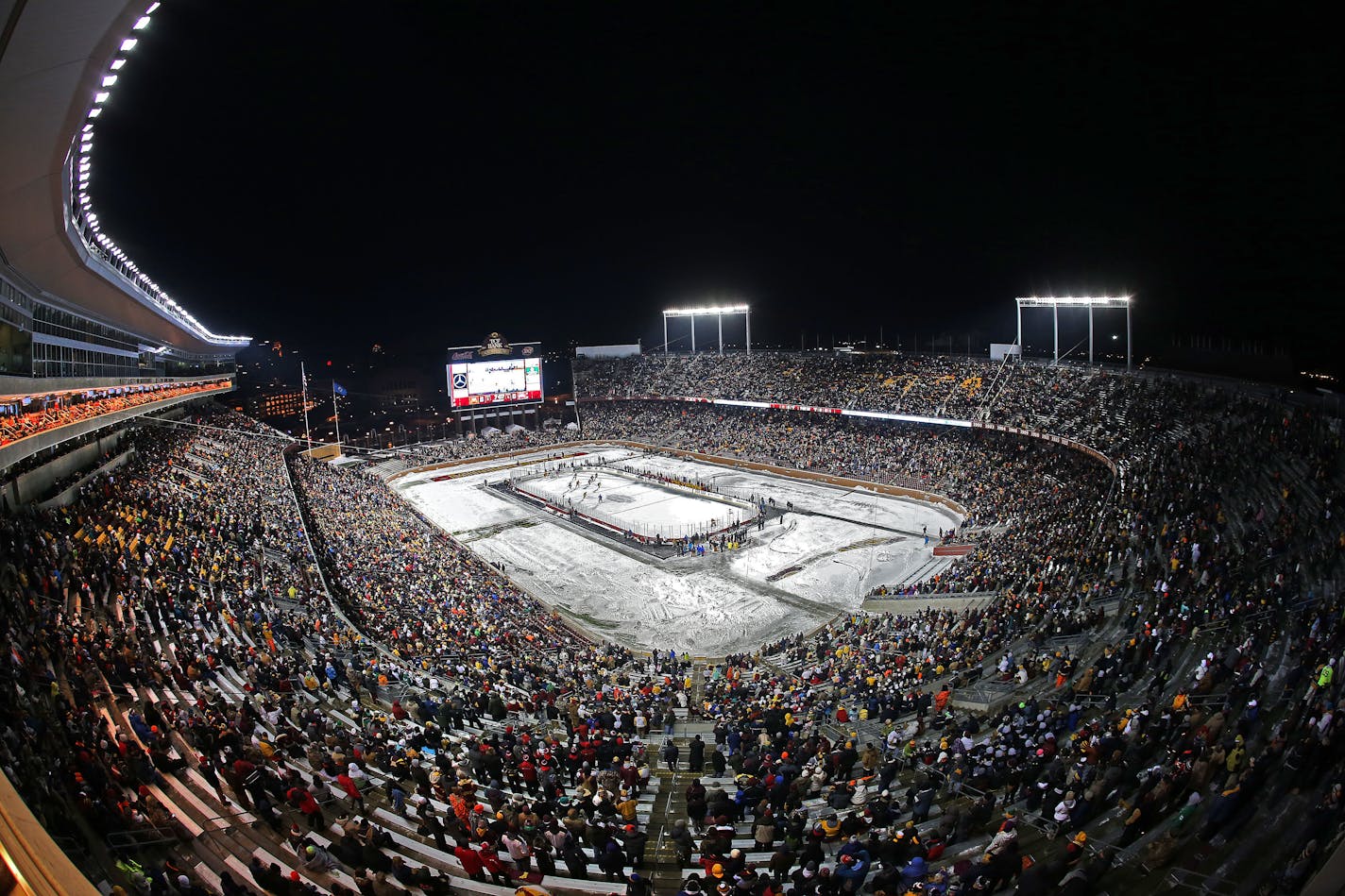 The Minnesota Gophers men's hockey team take on the Ohio State Buckeyes at TCF Stadium, Friday, January 17, 2014 in Minneapolis, MN. (ELIZABETH FLORES/STAR TRIBUNE) ELIZABETH FLORES � eflores@startribune.com