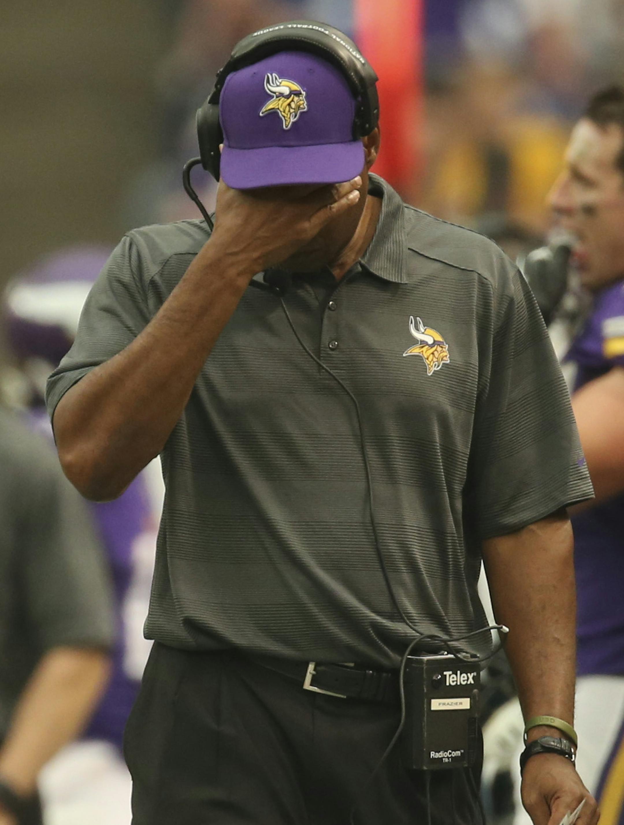 Vikings coach Leslie Frazier reacted to quarterback Christian Ponder's incomplete pass to wide receiver Greg Jennings in the fourth quarter of a 31-27 loss to the Cleveland Browns.