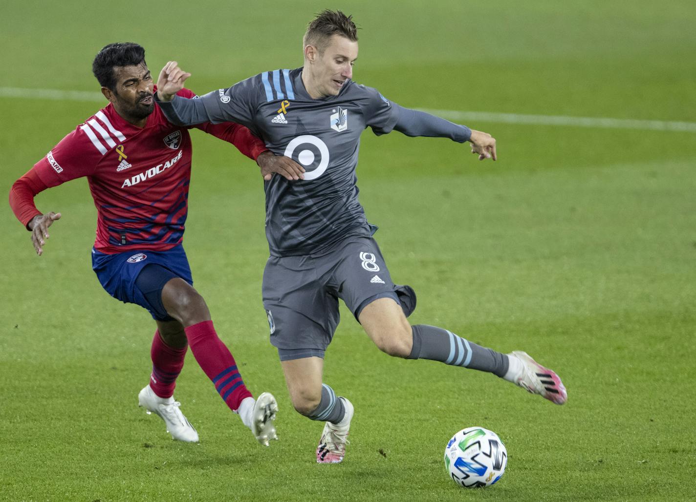 Thiago Santos (5) of Dallas FC and Jan Gregus (8) of Minnesota United FC fought for the ball in the first half. ] CARLOS GONZALEZ • cgonzalez@startribune.com – St. Paul, MN – September 9, 2020, Allianz Field, MLS, Soccer, Minnesota United FC Loons vs. Dallas FC Tex Hooper