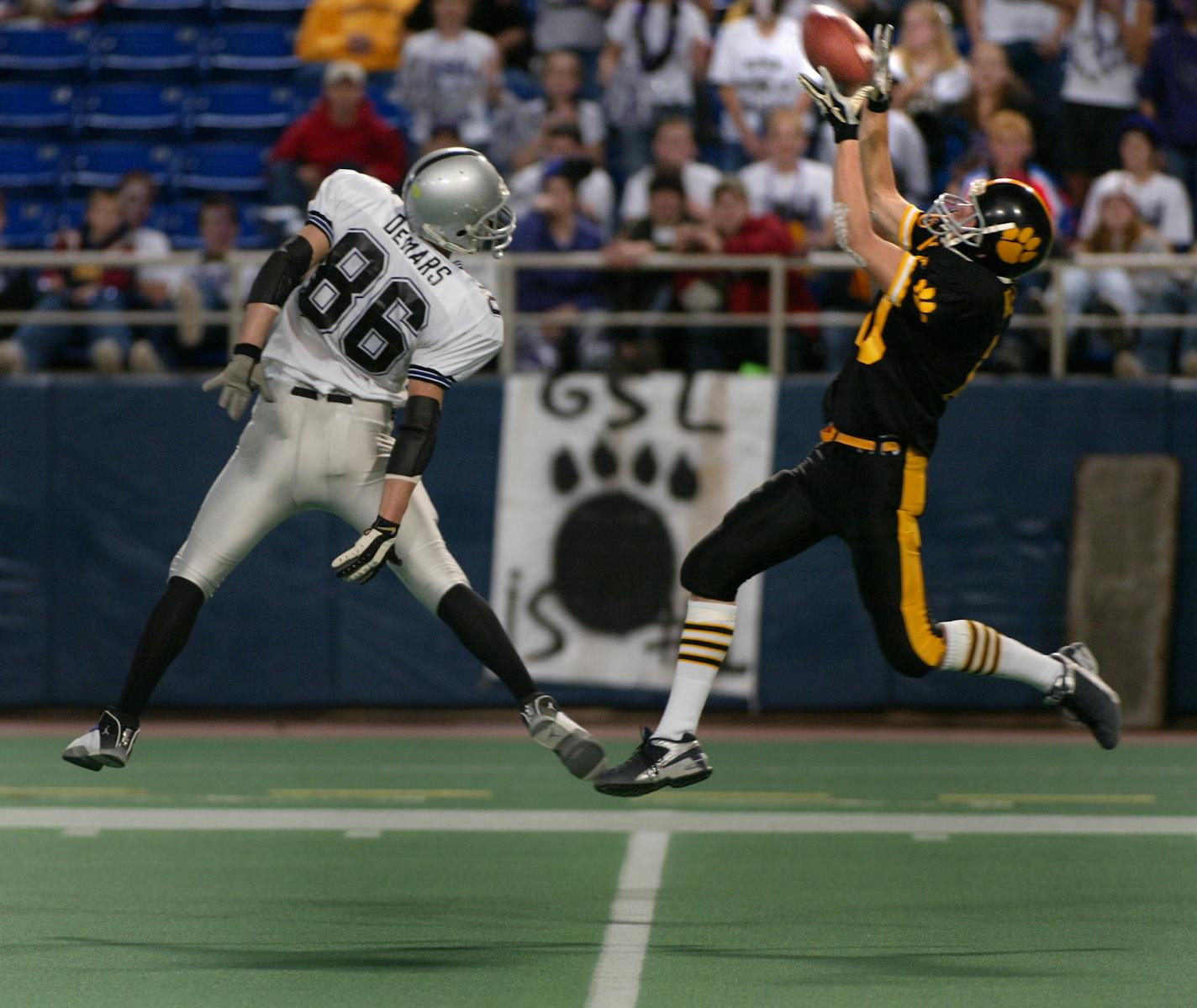 MINNEAPOLIS, MN - 11/23/2002 - SAT - Class 3A Championship game: Glencoe-Silver Lake vs Plainview/Elgin-Millvile. PEM #10 Michael Kasten drags in the winning TD in the 4rth Qtr as GSL #86 Matt De Mars can only look on.