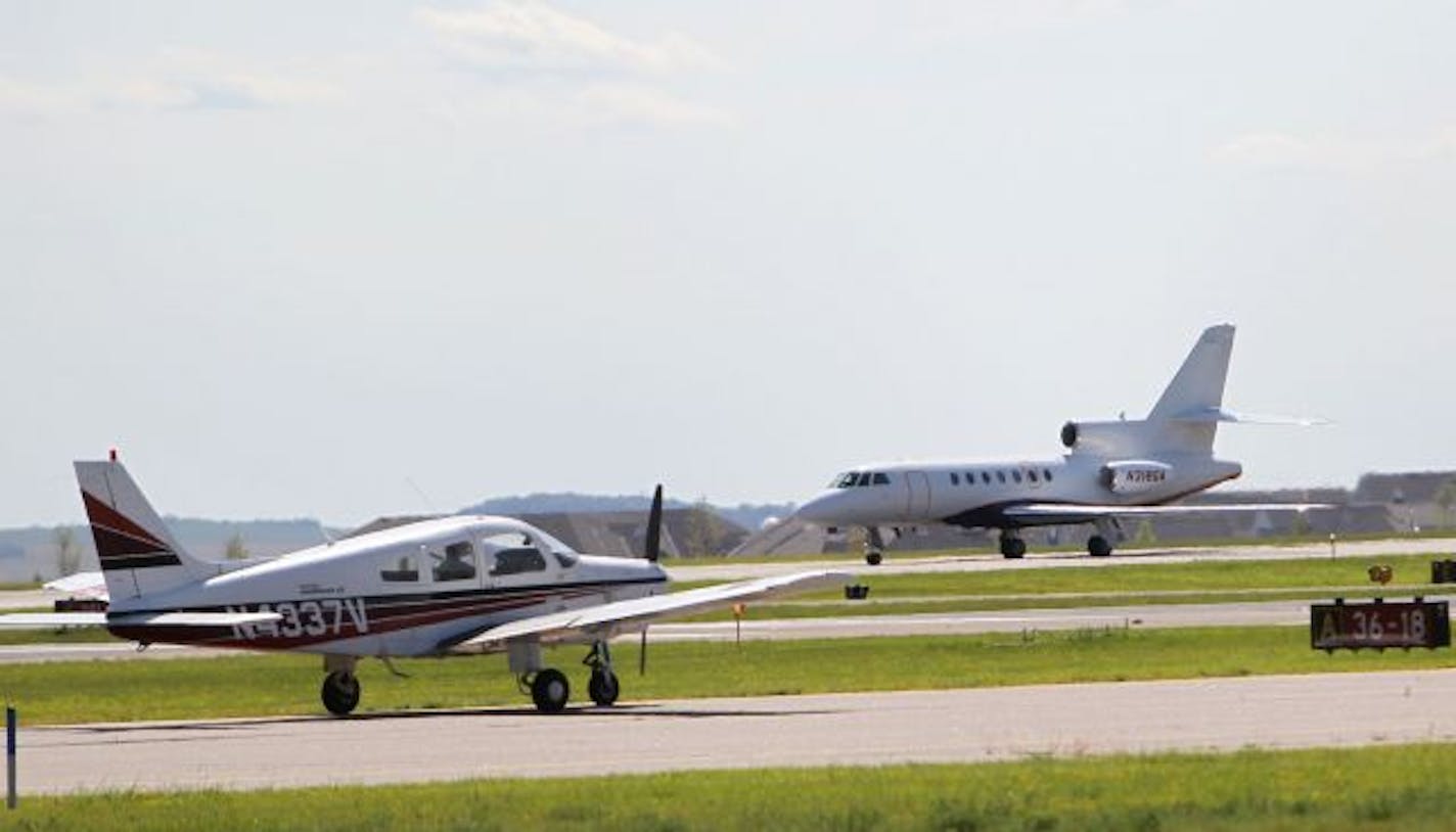 Brett Favre and teammates Ryan Longwell, Jared Allen and Steve Hutchinson touched down in Eden Prairie.