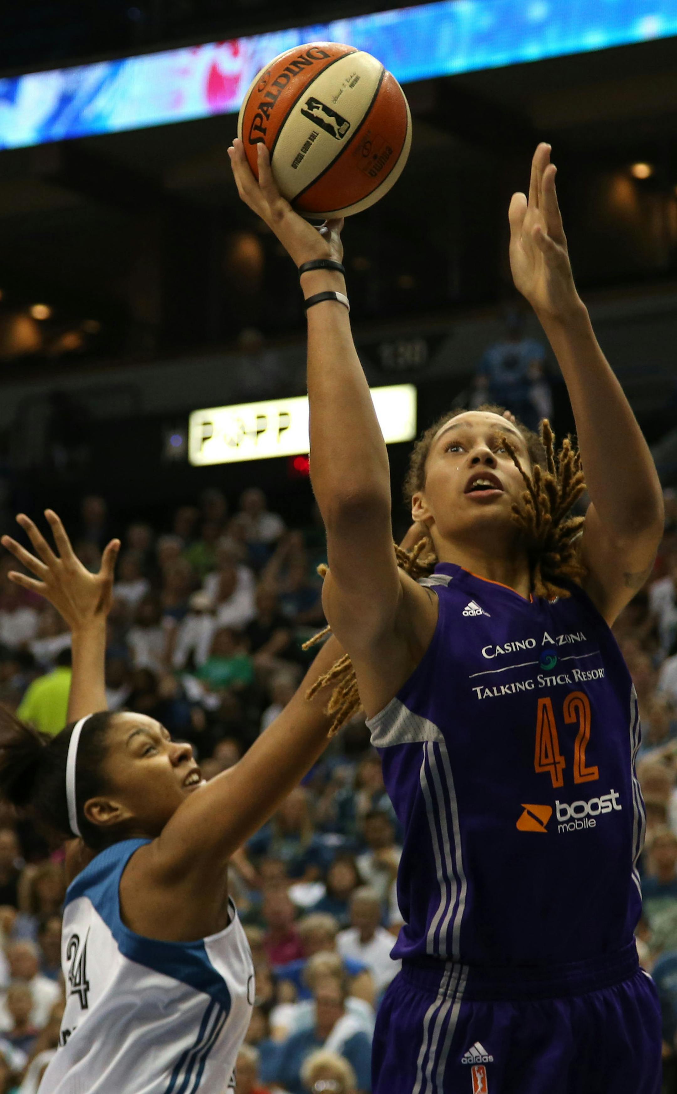 Phoenix Brittney Grine made a layup during the second half. ] (KYNDELL HARKNESS/STAR TRIBUNE) kyndell.harkness@startribune.com Second game of the Western conference finals Lynx vs Phoenix at the Target center in Minneapolis Min., Sunday, August, 31, 2014. Lynx won 82-77.